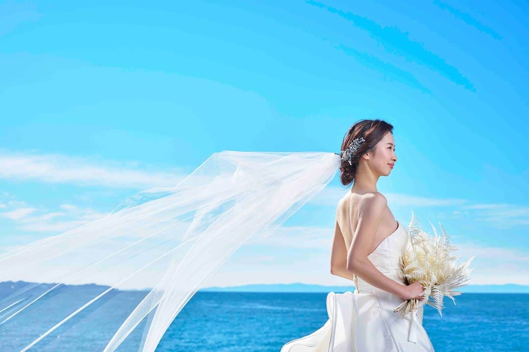 楽婚【公式】Instagramのインスタグラム：「. 憧れをふたりらしく1組貸切のリゾートウエディング💙  海と空のブルーに染まるガラス張りの絶景チャペルに、 皆を招待できる広大なリゾート空間は、 足を踏み入れた瞬間から別世界が広がります*  会場：ビアンカーラマリーナテラス  . @rakukon をフォローして 『#楽婚』をつけて、 お写真の投稿大歓迎♡ 公式IGでリグラムされるかも！？  Webでご予約はTOPのURLより♡ ⇒@rakukon . #rakukon #ベストアニバーサリー #wedding #weddingday #weddingreception #weddingreportage #weddingday #ウェディング #結婚式 #結婚 #フォトウェディング #ウェディングフォト #前撮り #記念日 #プレ花嫁 #卒花 #花嫁 #2023春婚 #2023夏婚 #2023秋婚 #結婚式準備 #結婚式演出 #結婚式レポ #オリジナルウェディング #ナチュラルウェディング #フォトウェディング #フォトウェディング #リゾートウェディング #リゾ婚」