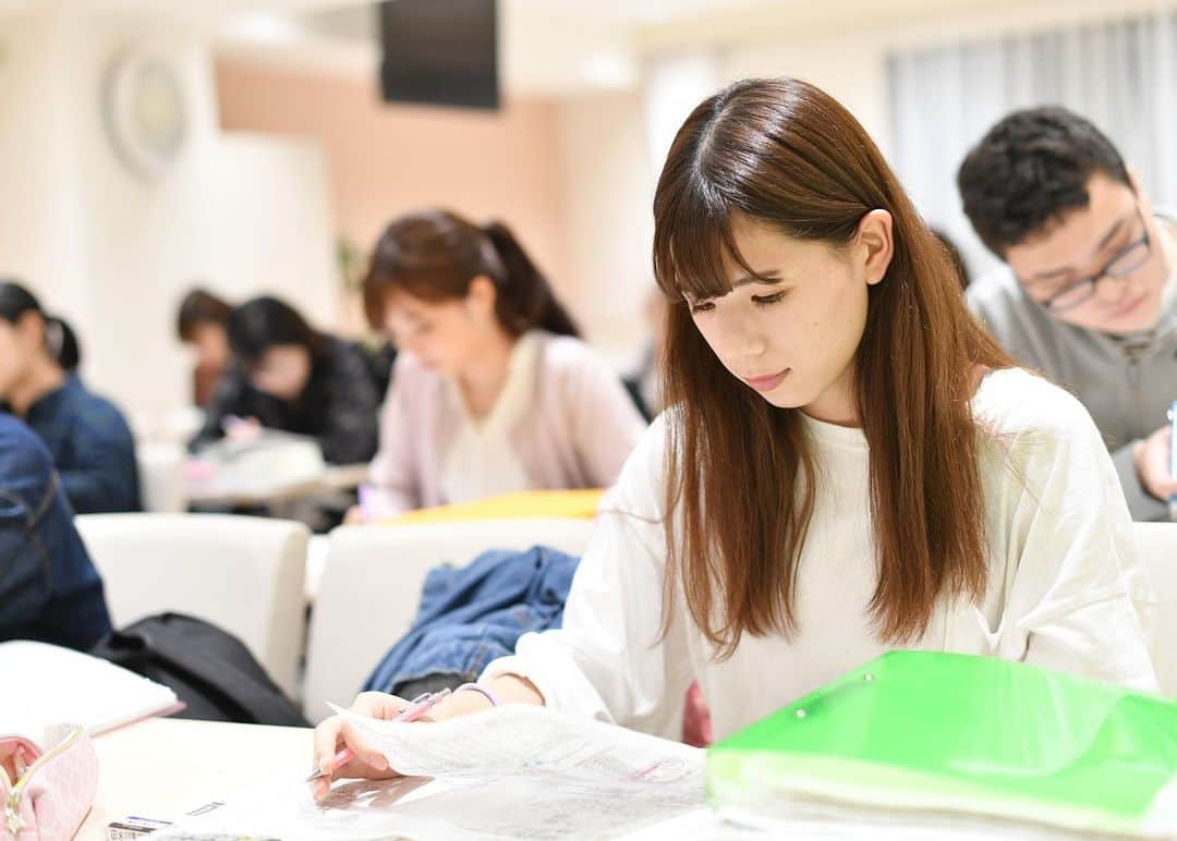 東京医薬専門学校さんのインスタグラム写真 - (東京医薬専門学校Instagram)「🌈卒業生が来てくれました🌈  こんにちは 医療事務系学科です♪ （@jimu_iyaku）  先日開催された 学内就職説明会に 2020年に卒業した 卒業生が来てくれました🙌 説明会のレポートは後日。。  現在は順天堂大学医学部附属 順天堂医院で 医師事務作業補助者として 働いています🏥  時間いっぱいまで 説明をしてくださったので 在校生との交流を 惜しまれながら帰られました。。 またぜひお会いしましょう〜💓  当時の担任と📷 お仕事頑張ってね！！🤙✨  3枚目以降は学生さんだった頃の お写真を添えて🌸  #働きマン #卒業生  #新入生 #就活活動 #就活生   #東京医薬看護専門学校 #tcm #schoollife #専門学校 #専門学生 #医療事務 #医療事務のたまご #医師事務作業補助者 #instagood」5月23日 17時58分 - tokyo_iyaku