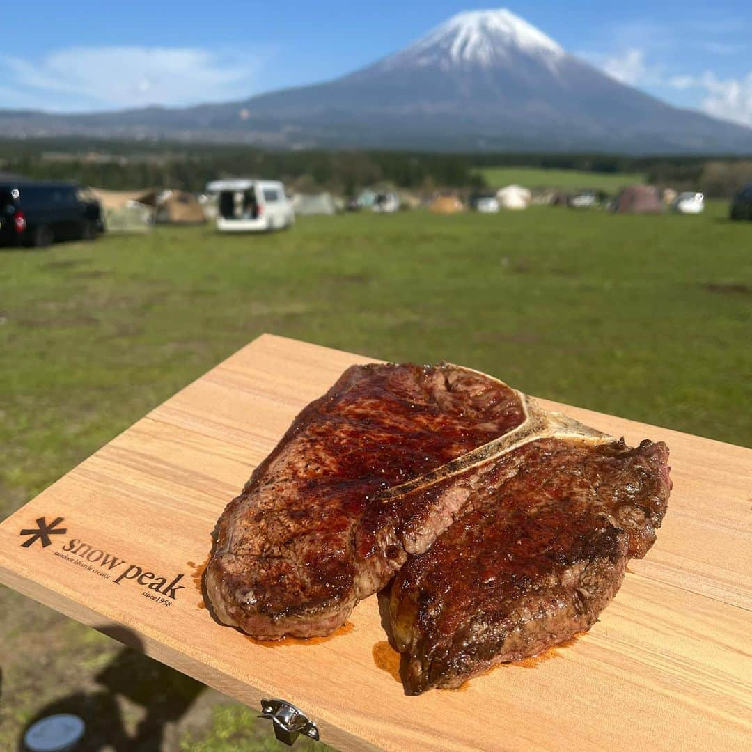 阪野豊史さんのインスタグラム写真 - (阪野豊史Instagram)「今年も#fiftyone_coffee さんに作って頂きました。 3シーズン目のコーヒーバッグです。  今年は去年産まれた、娘をイメージしたパッケージ、味で作って頂きました☺️  毎年毎年美味しいです！  松本の僕のお気に入りの自家焙煎珈琲店です。 美味しいお豆たくさん売ってるので是非行ってみて下さい！！！  #コーヒー　#自家焙煎　#コーヒーバグ　#試合でも #キャンプでも　#日常でも」5月23日 17時58分 - sakanotoyofumi_official