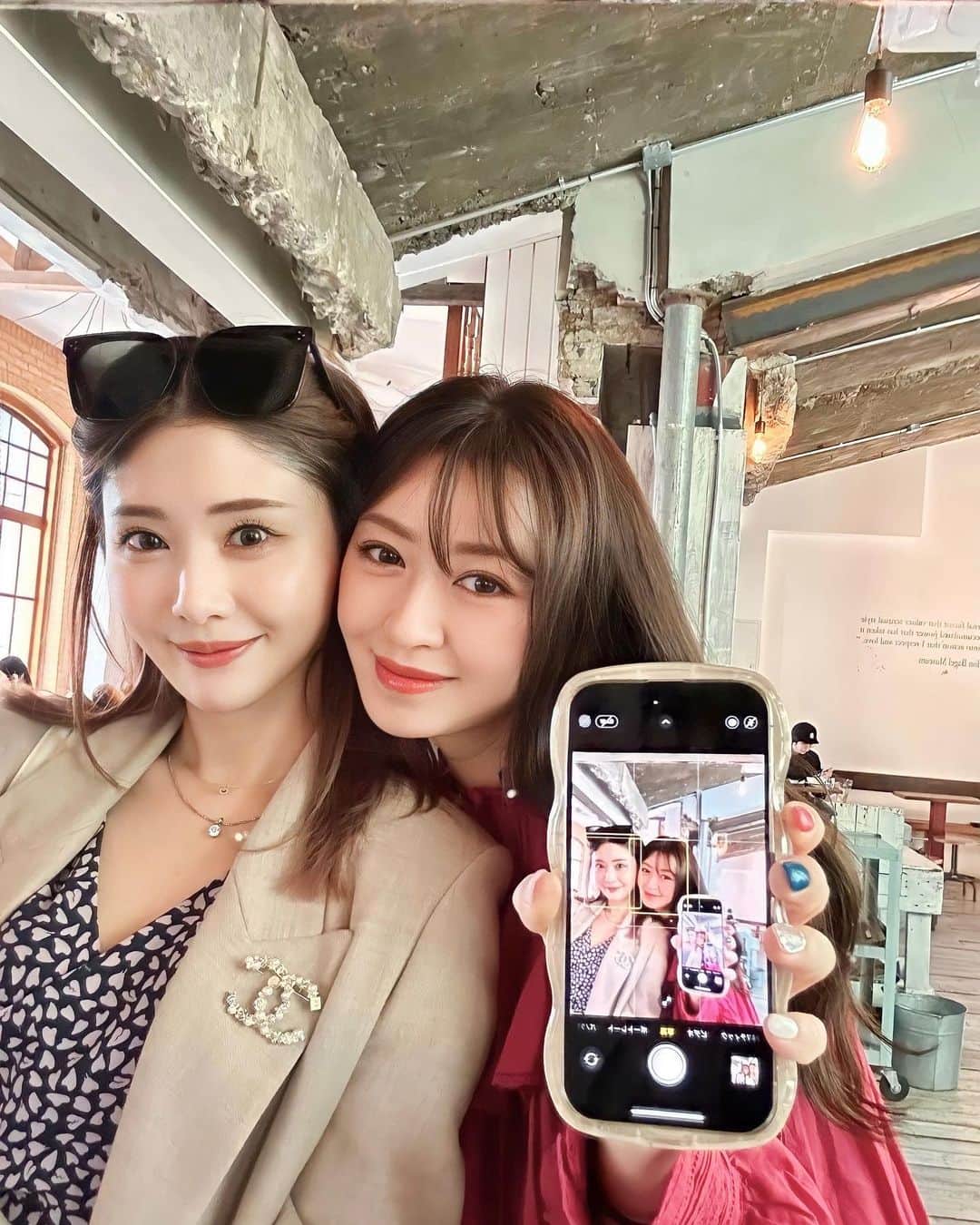 一木美里のインスタグラム：「📸🇰🇷🩷   ちばゆかさんと一緒に海外でお仕事するのは10年ぶり❤︎楽しかったな🥰　 @nugu__official にちばゆかさんのSeoul Travel logがUPされています✈️🎞️ 今だけAMUSEのアイテムもお得に買えるのでぜひチェックしてみてくださいね:) 언니랑 같이 한국에서 촬영하는건 10년만이었어요❤︎  #korea#seoul#韓国#韓国カフェ#kbeauty#MillyKorea#ソウルカフェ#서울#서울카페#AMUSE#アミューズ#韓国コスメ」