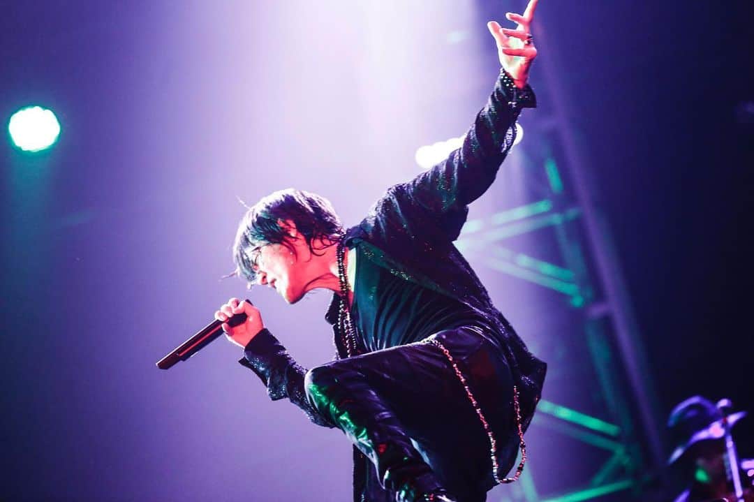 氷室京介のインスタグラム：「Today marks 7 years since the last day of "Kyosuke Himuro LAST GIGS." Join "PERSONAL JESUS ONLINE" and watch the "LAST GIGS archives"!   "KYOSUKE HIMURO LAST GIGS "の最終日から今日で7年。「PERSONAL JESUS ONLINE」に参加して、"LAST GIGSアーカイブス "を是非ご覧ください！  personaljesus.fans  #kyosukehimuro #personaljesusonline #kingswing」