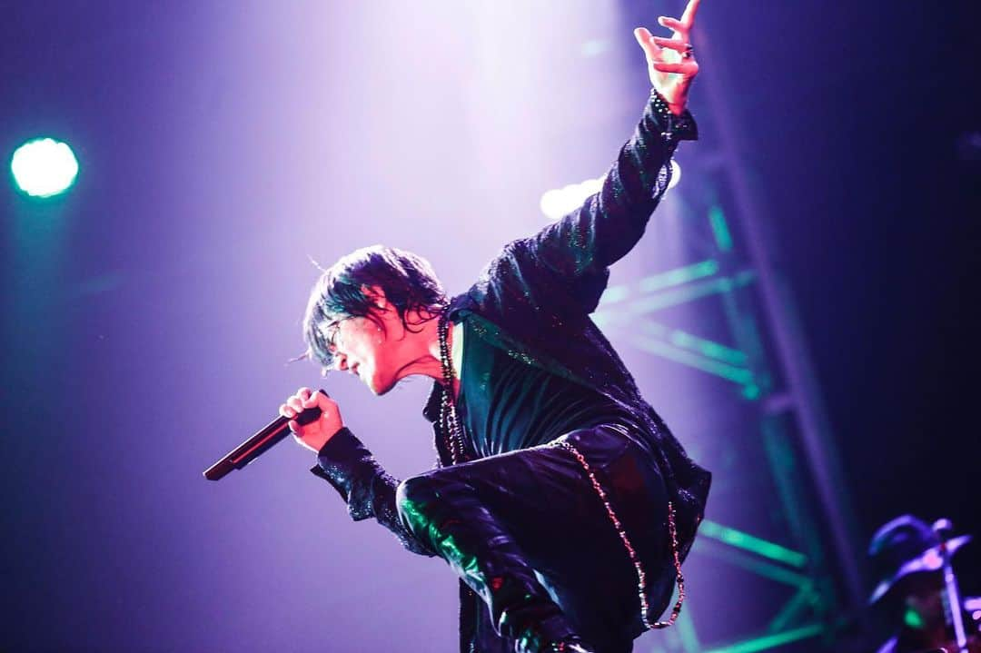 氷室京介さんのインスタグラム写真 - (氷室京介Instagram)「Today marks 7 years since the last day of "Kyosuke Himuro LAST GIGS." Join "PERSONAL JESUS ONLINE" and watch the "LAST GIGS archives"!   "KYOSUKE HIMURO LAST GIGS "の最終日から今日で7年。「PERSONAL JESUS ONLINE」に参加して、"LAST GIGSアーカイブス "を是非ご覧ください！  personaljesus.fans  #kyosukehimuro #personaljesusonline #kingswing」5月23日 17時52分 - himuro_com