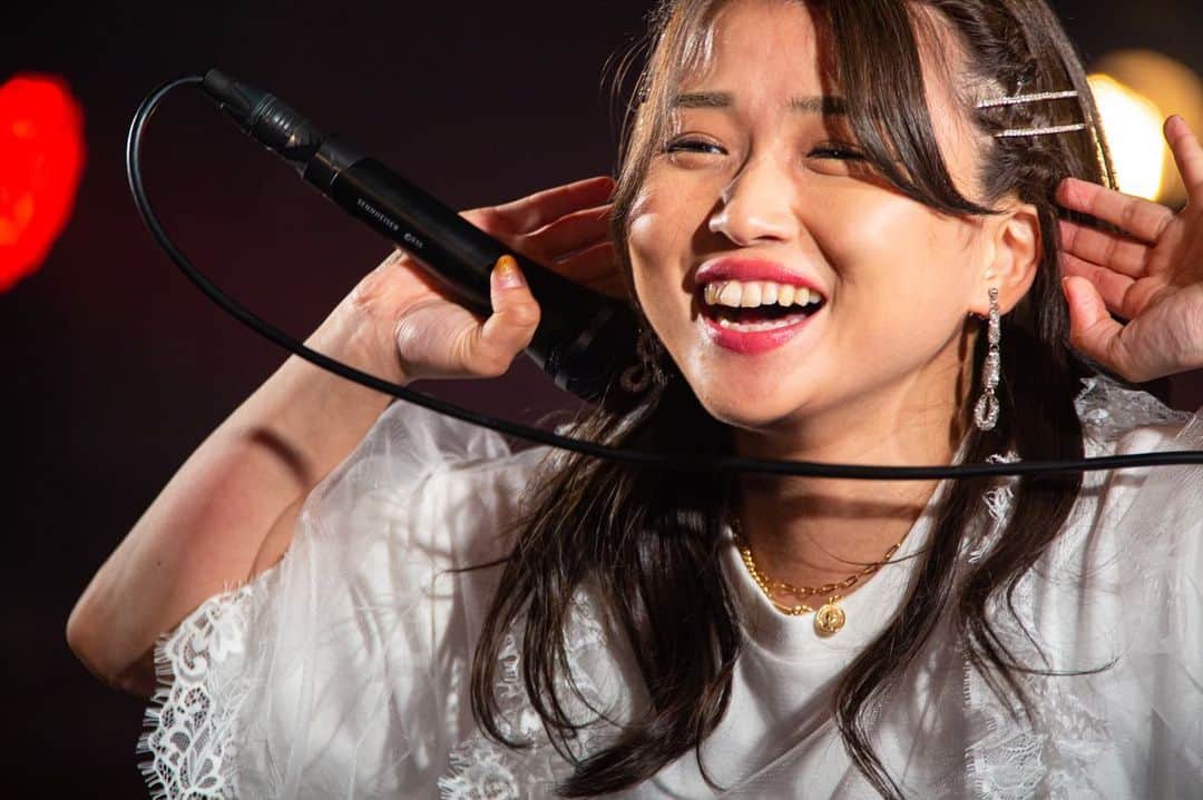 河野万里奈のインスタグラム：「ワンマンライブを写真でリプレイ検証 いい写真しかない どれが好きですか？？👍👂✊🎸  photo by @nevillejoker  #マリナーズ開幕」