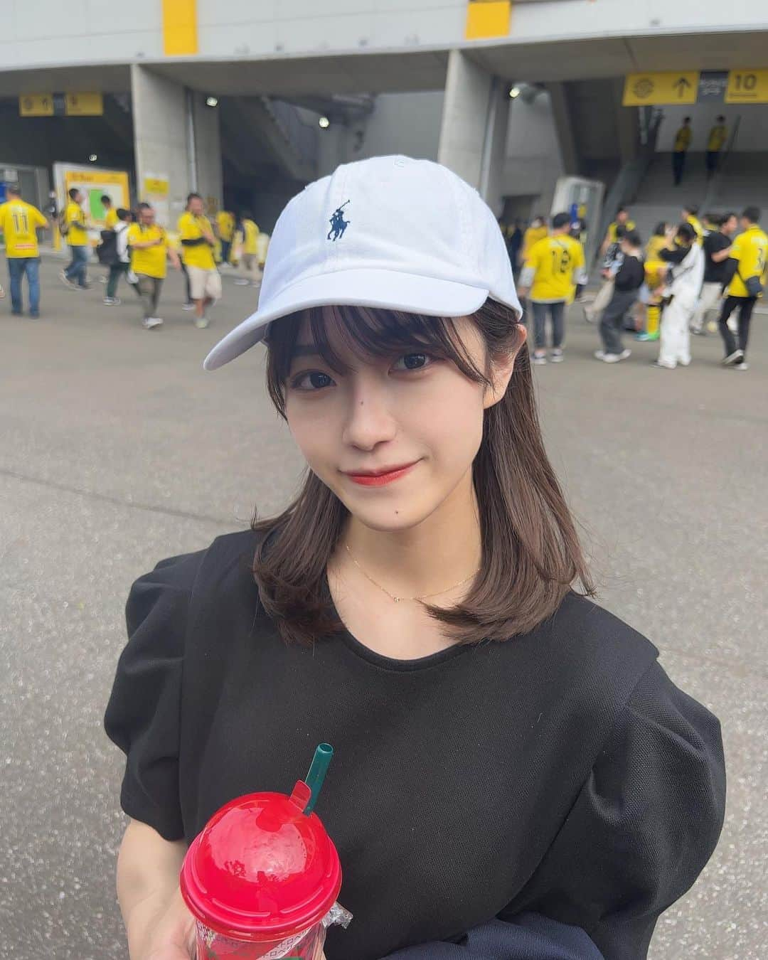 松本美紅さんのインスタグラム写真 - (松本美紅Instagram)「この間サッカーを見に行ったときの写真🤳🤍 社会人になってからサッカー見に行くのが本当に好きになった🥹  この日は @chusme_official の５月２５日発売のティアーオリーブをひと足早くお試しさせていただきました🫒 韓国アイドルみたいな瞳になれちゃいます🤍この日は盛れたなあ、、🥹  皆さんもぜひ！   #モテカラコン #チューズミー #水光レンズ #水光カラコン #韓国風カラコン #ティアーオリーブ」5月23日 17時53分 - mikumatsumoto_