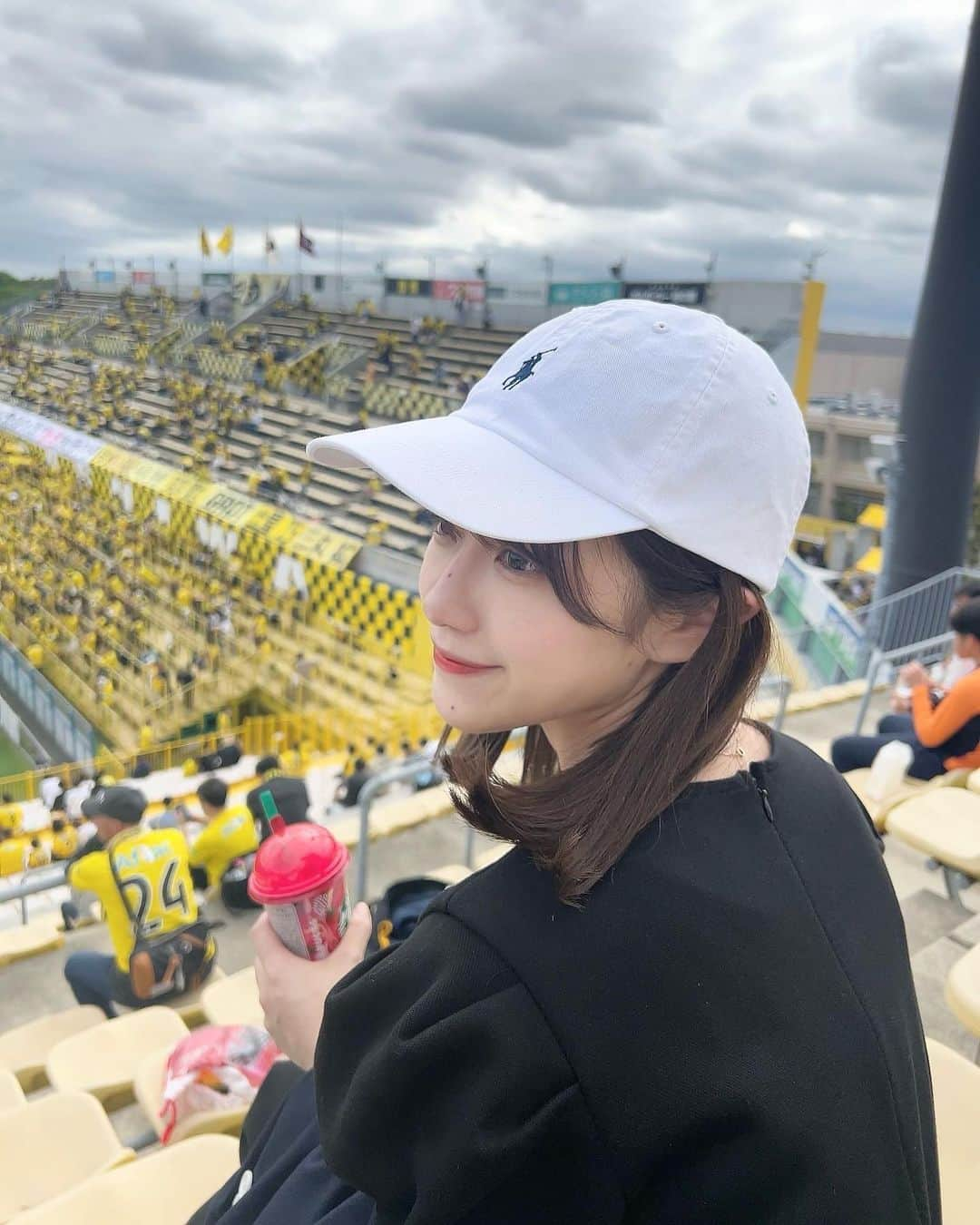 松本美紅のインスタグラム：「この間サッカーを見に行ったときの写真🤳🤍 社会人になってからサッカー見に行くのが本当に好きになった🥹  この日は @chusme_official の５月２５日発売のティアーオリーブをひと足早くお試しさせていただきました🫒 韓国アイドルみたいな瞳になれちゃいます🤍この日は盛れたなあ、、🥹  皆さんもぜひ！   #モテカラコン #チューズミー #水光レンズ #水光カラコン #韓国風カラコン #ティアーオリーブ」