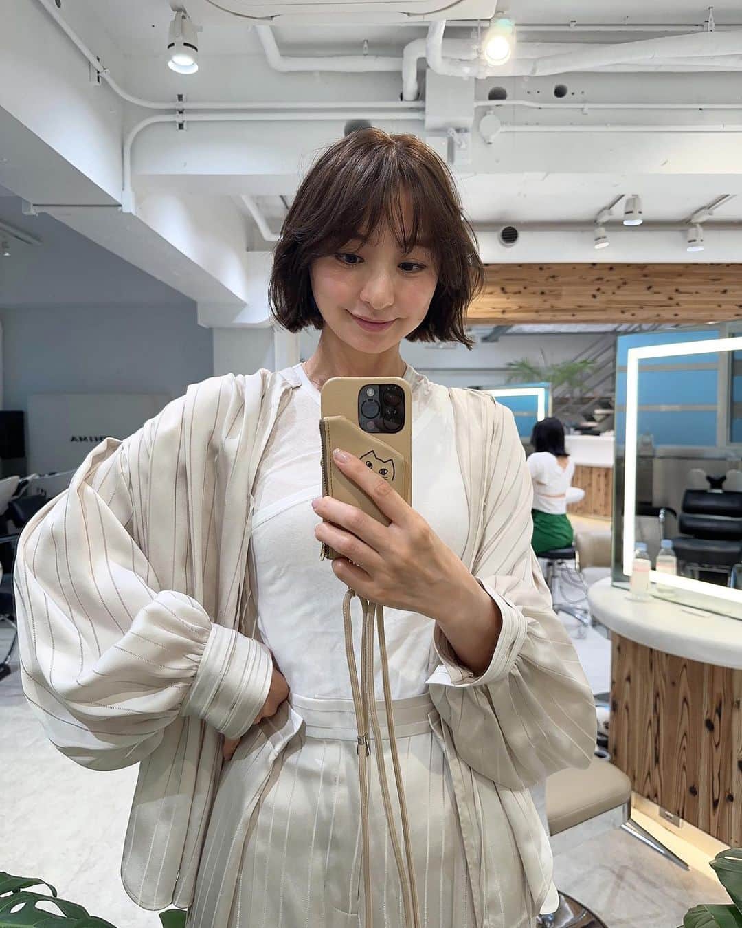 篠田麻里子のインスタグラム：「髪伸びたので🤤 大人かわいいボブ？にしてもらいました🤔 カラーも少し落ち着いた色で😘 毛流れの動きあるだけで ワクワクする♡  @eri_miyamoto2394   ありがとう😘  #大人ボブ#マリ活#ボブマリー」