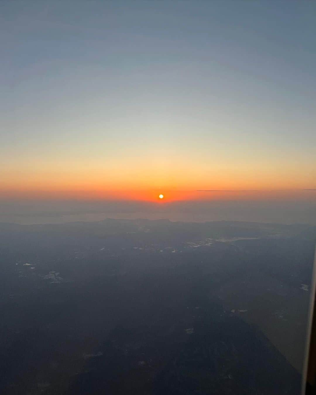 沢村一樹さんのインスタグラム写真 - (沢村一樹Instagram)「. 飛行機に搭乗した際の醍醐味♪  「徳川家康でさえ見る事の出来なかった景色を、今私は見ている。感謝！」と毎回思いながら外を眺めます。」5月23日 17時59分 - ikki_sawamura_official