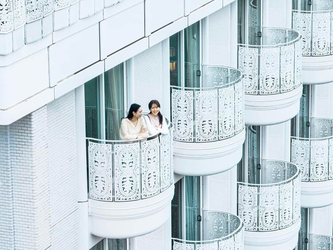 グランドプリンスホテル新高輪さんのインスタグラム写真 - (グランドプリンスホテル新高輪Instagram)「. 爽やかな風が吹き込むバルコニーがすべてのお部屋に🌱✨ 日本を代表する建築家、村野藤吾氏による造形美が魅力です。都心にありながら、自然と一体になるような感覚を味わう特別な「高輪時間」をお届けいたします🌿 Grand Prince Hotel Shin Takanawa features 908 spacious rooms each equipped with balconies, offering a spectacular view. We will offer a special "Takanawa time" where you can enjoy the feeling of being one with nature while being in an urban hotel. #グランドプリンスホテル新高輪 #東京ホテル #東京 #高輪 #高輪時間 #プリンスホテル #都内ホテル #バルコニー #ホテルバルコニー #初夏 #村野藤吾 #村野藤吾の建築  #princehotel #hotelbalcony #grandprincehotelshintakanawa」5月23日 17時55分 - grandprincehotel_shintakanawa