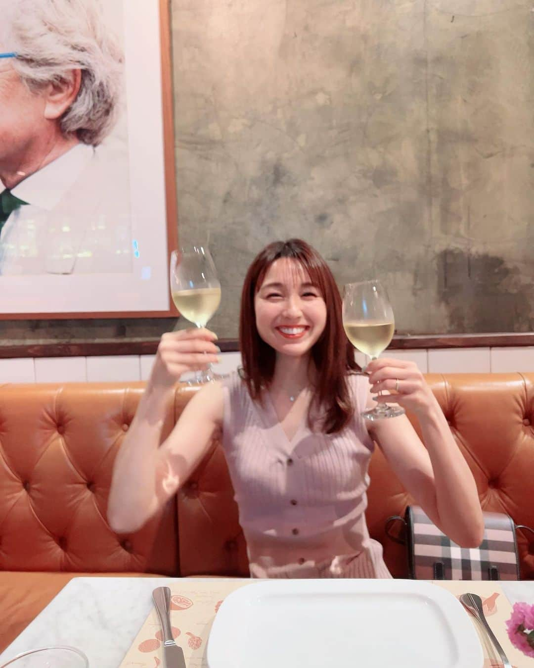 松中みなみのインスタグラム：「ただの酔っ払い🥳🥳🫰  今週末はいよいよ#日本ダービー ‼️ 気合い入れて飲んだぞー‼︎🥂  #お先に祝い酒  ずっと馬柱とにらめっこしてるけど 本命決まらない〜！！！！  けどこの時間がたまらんねっ💘💘  みんなはもう決まった？？？🏇✨  #日本ダービー2023  #競馬の祭典  #今年も当てたい🔥  #白ワインはよく知らないから学びのために飲み比べスタイル #ただ飲みたいだけ」