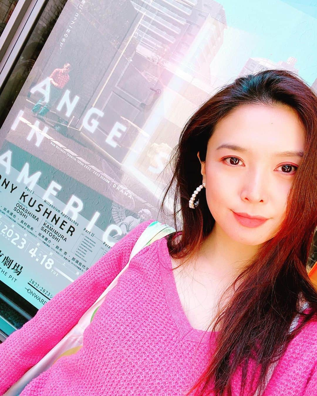 蓮城まことさんのインスタグラム写真 - (蓮城まことInstagram)「👼🏻 『ANGELS IN AMERICA』観劇しました✨ LA留学中に英語で読んだ戯曲☺️ 私の好きな題材とストーリーで すごく楽しみにしていました🥹 すごく面白かったですー！ 日本語でやるとこうなるのかーとか、 ファンタジー部分をこういう風に演出するんだーとか 文字だけで想像してたものとの違いを楽しみました✨ 天使役の水さんはトートを思い出すお姿で 美しくて声が魅力的で😍 他にされていた役も面白いし、とても素敵でした✨ 杏ちゃんは私が思い浮かべていたハーパーの 斜め上を行く演技で 流石だなぁ、やっぱり好きだなぁって思いながらみてました☺️ そして、この作品も『CLOSER』と同じ小田島創志さんの翻訳で。 英語のセリフはうっすらしか覚えていませんが、なるほどー！こう訳すのかと思いとても腑に落ちました😊 素敵な作品、観れてよかったです🕺 #AngelsInAmerica #新国立劇場 #水夏希 さん #鈴木杏 ちゃん #小田島創志 さん #三代目 #ベテラン陣の演技が好き」5月23日 18時07分 - makotorenjo_king_official