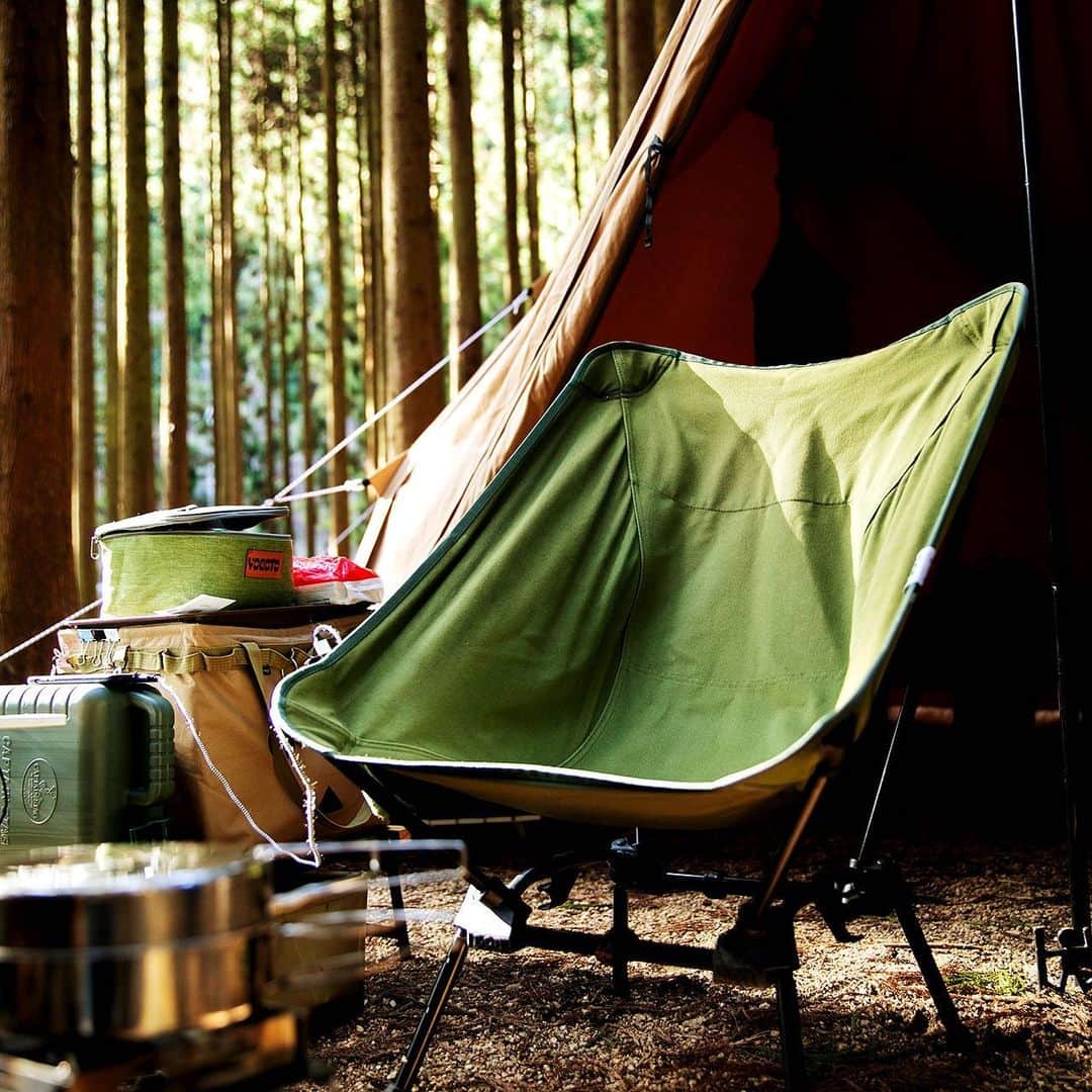 キャンプ情報サイト［ランタン］さんのインスタグラム写真 - (キャンプ情報サイト［ランタン］Instagram)「CAMP SMILE STYLE ／ 森の中で楽しむソロキャンプはテンマクで過ごす。 自然の風を感じる時間が幸せ ＼ いろんなキャンパーのキャンプスタイルを現地取材と一般キャンパーからの投稿で数多く掲載してます。 . . 詳しくは @lantern.camp webサイトをご覧ください . . #camp #camping #camplife #outdoor #travel #trip #lantern_smile #キャンプ #キャンプ用品 #アウトドア #テント #自然 #旅行 #キャンプ初心者 #キャンプ好きな人と繋がりたい #アウトドア好きな人と繋がりたい #camper #外遊び #キャンプスタイル #かぶとの森テラス #ソロキャンプ #ソロキャン #tentMarkDESIGNS #テンマクデザイン #DOD #ディーオーディー #テンマク」5月23日 18時00分 - lantern.camp