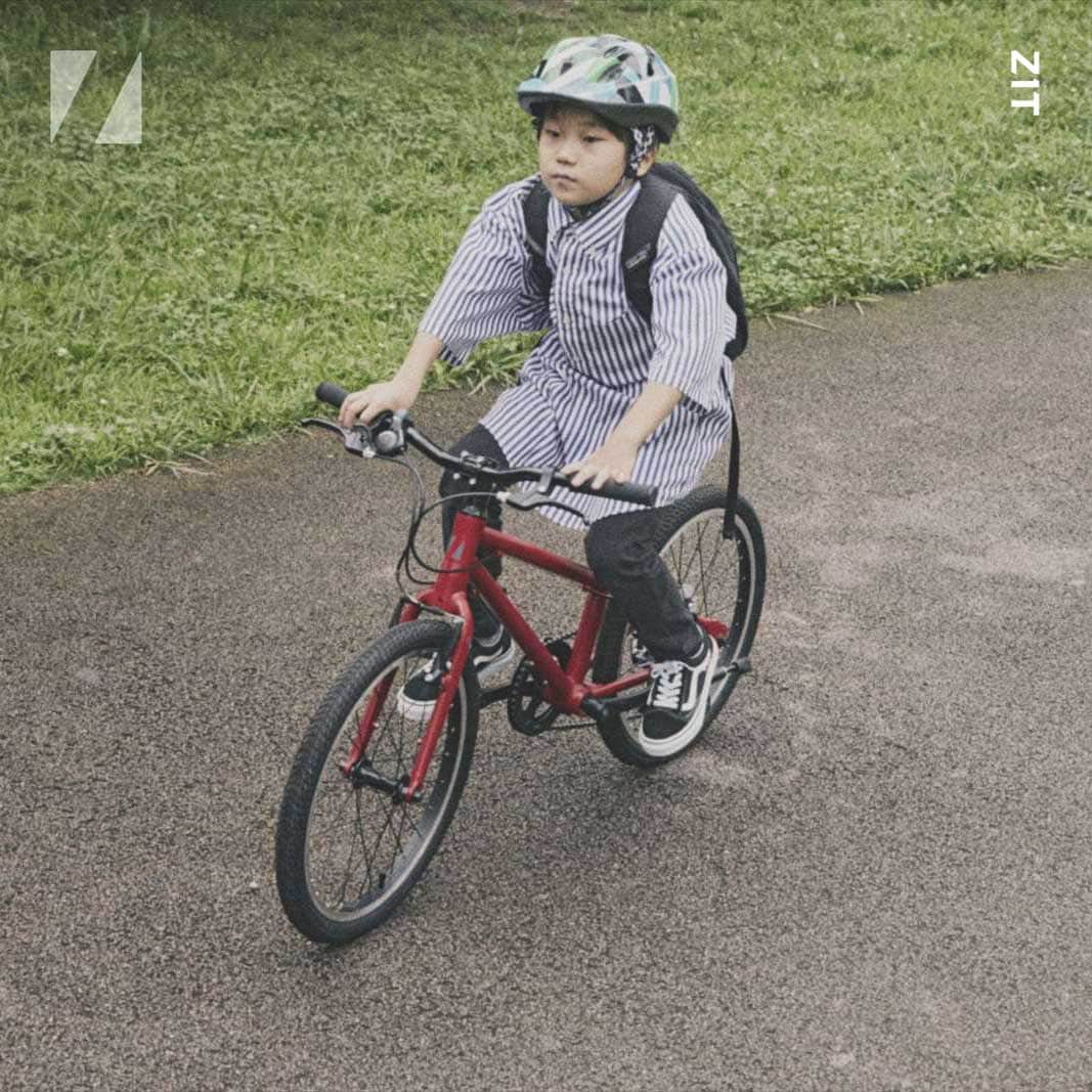 RITEWAY -Official Instagram-さんのインスタグラム写真 - (RITEWAY -Official Instagram-Instagram)「ZIT ジット  自転車が大好きになる超軽量キッズバイク。 ペダルを漕げるようになった瞬間、普段車で行っている公園に自転車でたどり着いた瞬間、達成感と自尊心で満たされた最高の笑顔に出会えます。 クラス最軽量8.6kgで軽くて思い通りに走れるZITは子どもの移動範囲をさらに広げてくれて、何よりも楽しい親子の時間を作れます。 —————————— #ritewayzit #ジット #riteway #ライトウェイ #自転車 #自転車のある生活 #キッズ自転車 #こども自転車 #子供自転車 #サイクリング #クロスバイク #20インチ自転車」5月23日 18時00分 - riteway_bike