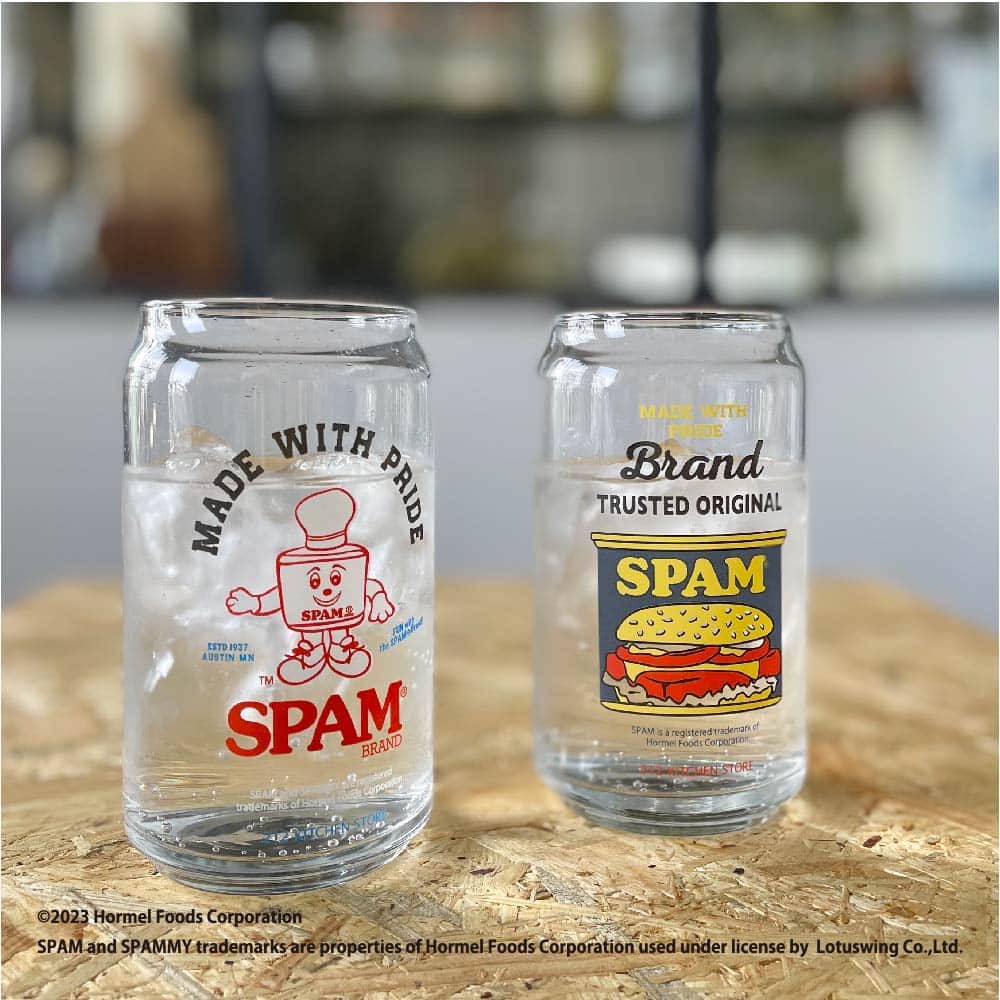 212 KITCHEN STOREさんのインスタグラム写真 - (212 KITCHEN STOREInstagram)「【コラボレーションアイテム】 『グラス・コースター』 SPAMらしいポップで元気なデザインが、コレクターのココロをくすぐります。コースターとグラスセットでギフトにもおすすめです。 ・・・・・・・・・・・・・・・・・・・・・・・・・・・・・・・・・・・・ 1937年にアメリカで誕生したランチョンミート「SPAM®BRAND」と212キッチンストアがコラボレーション！ CMで登場したぬいぐるみSPAMMYくんを描き起こし、 おなじみのパッケージデザインを使用した、212Ｋでしか手に入らないオリジナルアイテムです。  ※在庫が流動的なため、欠品の場合がございます。  ▼ストアリンクはプロフィールから！ ＠212_kitchen_store  -----------------------------------------------------------------------------  #212キッチンストア#212キッチン#212kitchenstre#212kitchen#SPAM#スパム#コラボレーション#ランチョンミート#グラス#ガラス#コースター」5月23日 18時00分 - 212_kitchen_store