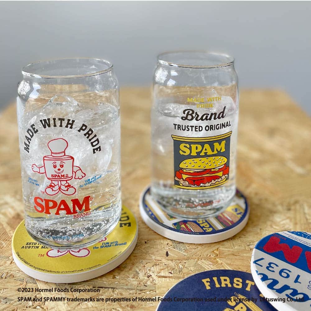 212 KITCHEN STOREさんのインスタグラム写真 - (212 KITCHEN STOREInstagram)「【コラボレーションアイテム】 『グラス・コースター』 SPAMらしいポップで元気なデザインが、コレクターのココロをくすぐります。コースターとグラスセットでギフトにもおすすめです。 ・・・・・・・・・・・・・・・・・・・・・・・・・・・・・・・・・・・・ 1937年にアメリカで誕生したランチョンミート「SPAM®BRAND」と212キッチンストアがコラボレーション！ CMで登場したぬいぐるみSPAMMYくんを描き起こし、 おなじみのパッケージデザインを使用した、212Ｋでしか手に入らないオリジナルアイテムです。  ※在庫が流動的なため、欠品の場合がございます。  ▼ストアリンクはプロフィールから！ ＠212_kitchen_store  -----------------------------------------------------------------------------  #212キッチンストア#212キッチン#212kitchenstre#212kitchen#SPAM#スパム#コラボレーション#ランチョンミート#グラス#ガラス#コースター」5月23日 18時00分 - 212_kitchen_store