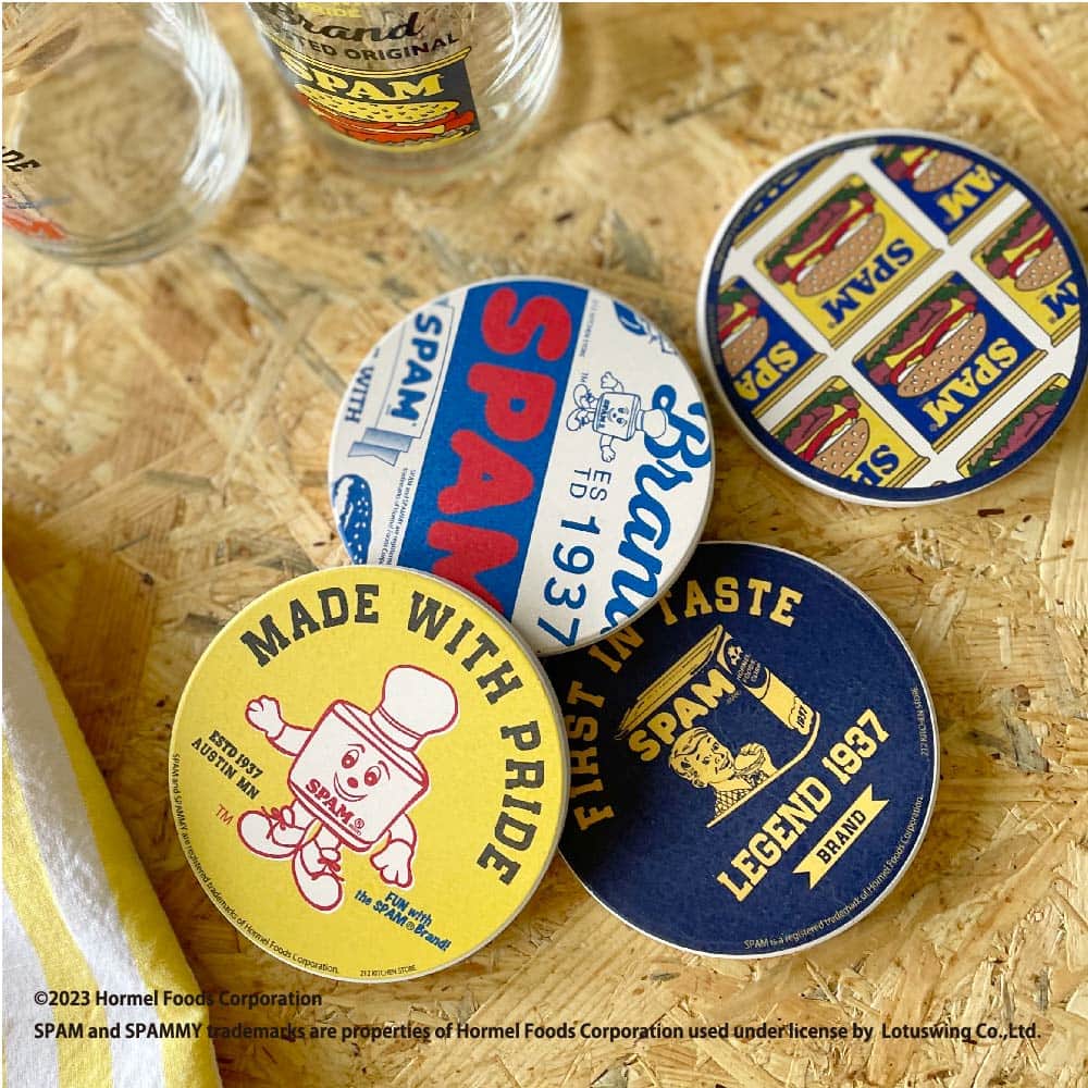 212 KITCHEN STOREさんのインスタグラム写真 - (212 KITCHEN STOREInstagram)「【コラボレーションアイテム】 『グラス・コースター』 SPAMらしいポップで元気なデザインが、コレクターのココロをくすぐります。コースターとグラスセットでギフトにもおすすめです。 ・・・・・・・・・・・・・・・・・・・・・・・・・・・・・・・・・・・・ 1937年にアメリカで誕生したランチョンミート「SPAM®BRAND」と212キッチンストアがコラボレーション！ CMで登場したぬいぐるみSPAMMYくんを描き起こし、 おなじみのパッケージデザインを使用した、212Ｋでしか手に入らないオリジナルアイテムです。  ※在庫が流動的なため、欠品の場合がございます。  ▼ストアリンクはプロフィールから！ ＠212_kitchen_store  -----------------------------------------------------------------------------  #212キッチンストア#212キッチン#212kitchenstre#212kitchen#SPAM#スパム#コラボレーション#ランチョンミート#グラス#ガラス#コースター」5月23日 18時00分 - 212_kitchen_store