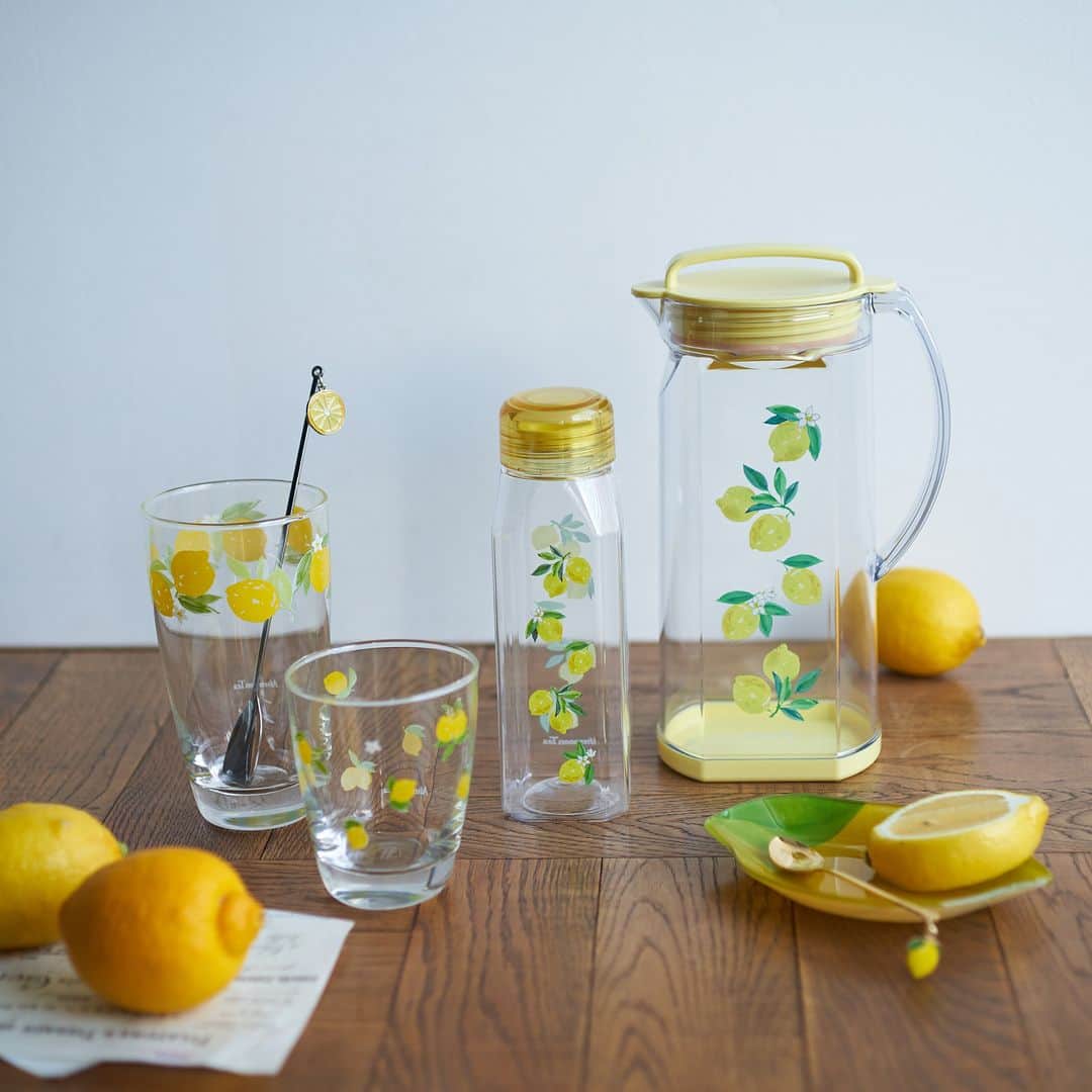 Afternoon Teaさんのインスタグラム写真 - (Afternoon TeaInstagram)「. 【レモネード作りにもおすすめ】  レモネードやレモン水を飲みたくなる、涼しげなレモン柄のタンブラー。 1.2Lの小ぶりな冷水筒はアウトドアにも持ち運びやすい小さめサイズです。 水彩タッチでレモン柄が描かれたシーズンムード漂うデザインでこれからの季節にぴったりです。  --------------------- 詳しくはプロフィールのリンクからどうぞ ➡@afternoontea_official  #AfternoonTea #AfternoonTeaLIVING #アフタヌーンティー #アフタヌーンティーリビング #アフタヌーンティーのある暮らし #キッチンウェア #キッチンアイテム #キッチングッズ #キッチンツール #食器好きな人と繋がりたい #食器集め #キッチン道具 #器を楽しむ #器のある生活 #暮らしの器 #テーブルコーディネート #レモン #レモン柄 #tableware #kitchenware #食器 #kitchenideas #inmykitchen #kitchen」5月23日 18時00分 - afternoontea_official