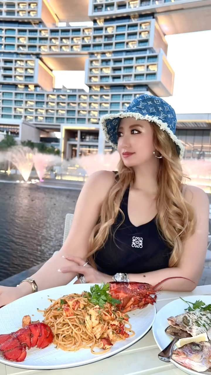 ayuのインスタグラム：「My fav seafood restaurant🍽️🦞  📍 @milosdubai   @atlantistheroyal の中にある seafood restaurant🍽️🐟🦑🦞 噴水ショーを観ながら優雅に食事ができます⛲️ そして、新鮮な魚介達が並べられているので 自分で選んで調理してもらうことも出来ます❤️ 今回私はロブスターと、海老と、魚を選んで 調理してもらいました✨ 美味しかったのでまた絶対リピしたいお店でした✨  #seafood#dubairestaurants#royalatlantis#restaurantdubai#milosdubai」