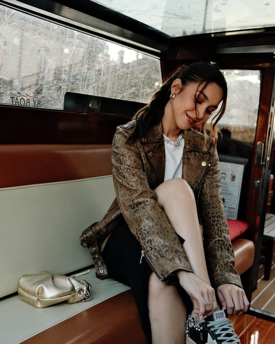 ジュリア バレットのインスタグラム：「About last night. Wearing Golden Goose from head to toe for #HAUSOfDreamers ⭐️ Thank you for such a magical night, @goldengoose! 🇮🇹」