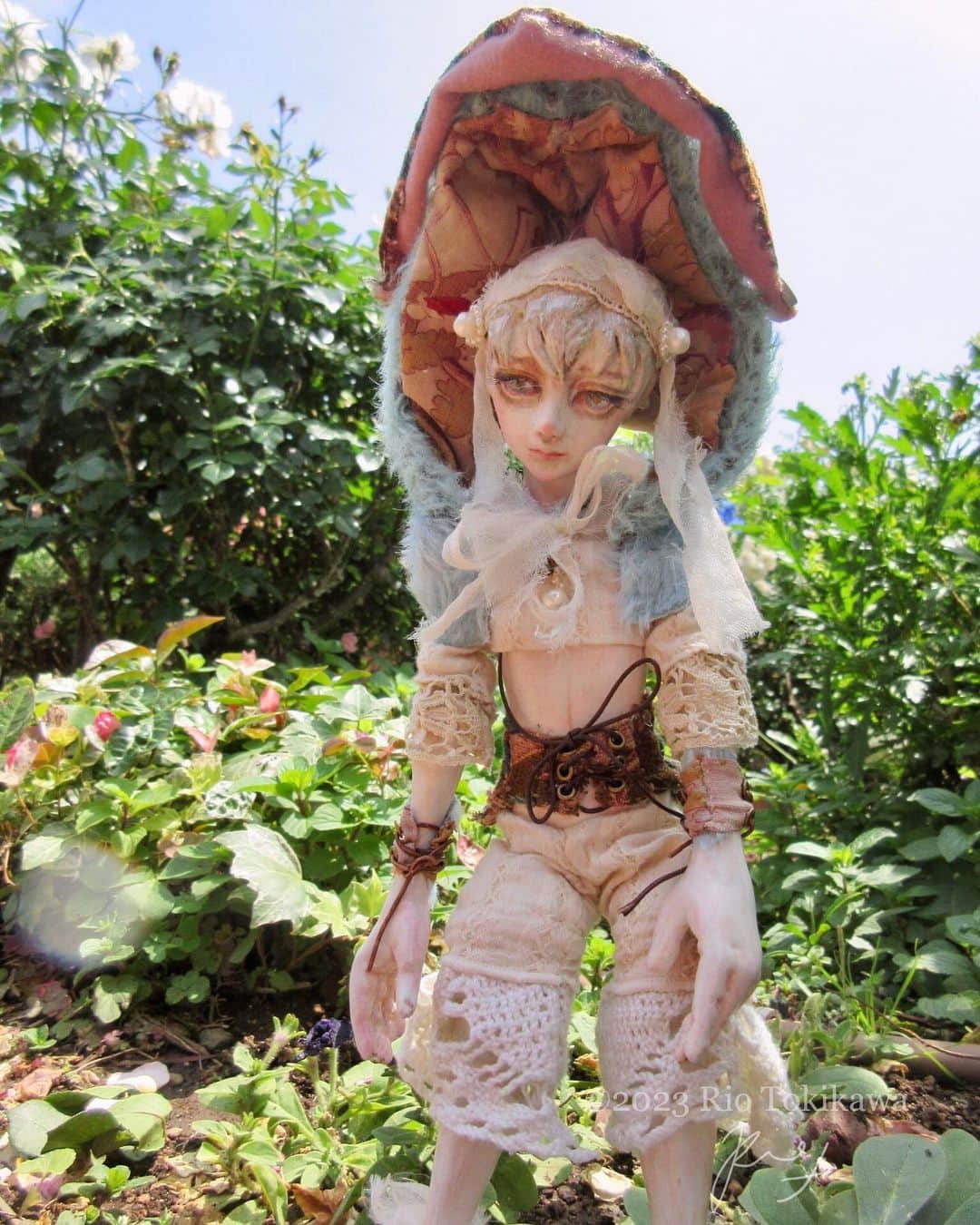 のインスタグラム：「There is always light behind the clouds☀️🧝  𝐄𝐥𝐟𝐢𝐧 𝐆𝐮𝐢𝐥𝐝　𝐈　〜𝐄𝐭𝐡𝐞𝐫〜  I created a small doll. About 27cm (about 32cm if you add the big fluffy helmet hood)  He seems to be interested in human culture, so I took him around a lot. I'll post more pictures in a bit 🧝✨  ††††††††††† 雲の向こうは、いつも青空☀️🧝  𝐄𝐥𝐟𝐢𝐧 𝐆𝐮𝐢𝐥𝐝　𝐈　〜𝐄𝐭𝐡𝐞𝐫〜  小さいお人形が完成しました。 約27cm (ビッグふわふわ兜フードを足すと約32cm)  通称エーテル君です  人間の文化に興味があるようなので色々と連れ回しました。 ちょっとずつ写真を載せていきます🧝✨  †††††††††††  #エルフ　#妖精　#elf  #人形  #artdoll  #球体関節人形  #bjd #originaldoll 　  #doll 　#fantasyart　#創作人形　#ドール　#dollclothes」