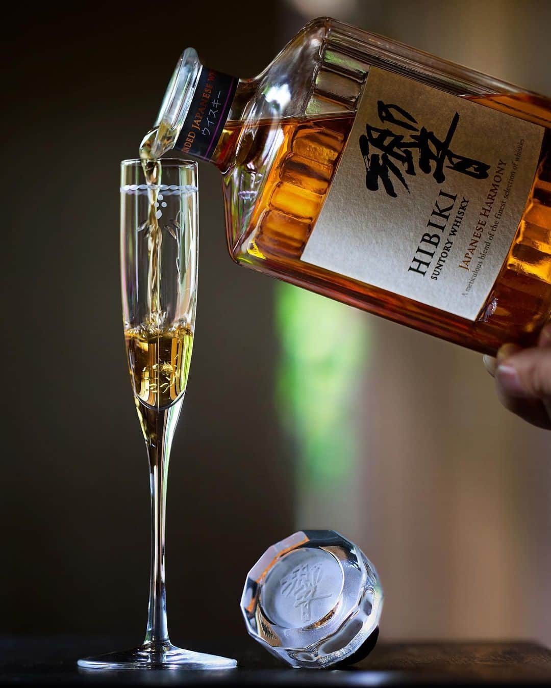 響 | SUNTORY WHISKY HIBIKIさんのインスタグラム写真 - (響 | SUNTORY WHISKY HIBIKIInstagram)「. HIBIKI TIME ～二十四節気・小満～  揺らめく琥珀が甘い香りを解き放ち。 The amber whisky flickers and opens up its sweet aroma as it pours.  #hibiki #響 #hibiki_time #二十四節気 #24seasons #小満 #shoman #withnature #フルートグラス #fluteglass #切子 #kiriko #琥珀 #amber」5月23日 18時03分 - suntorywhisky_hibiki