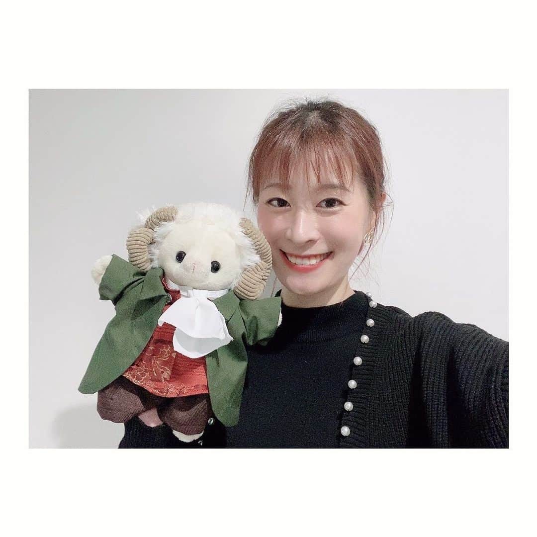 夢月せらのインスタグラム：「稽古場に、羊さんが来たよ！  お洋服で見えないけど、手にはしっかりバンドしてます🫶 ひつじぃ〜🐑💙   #文ステ」