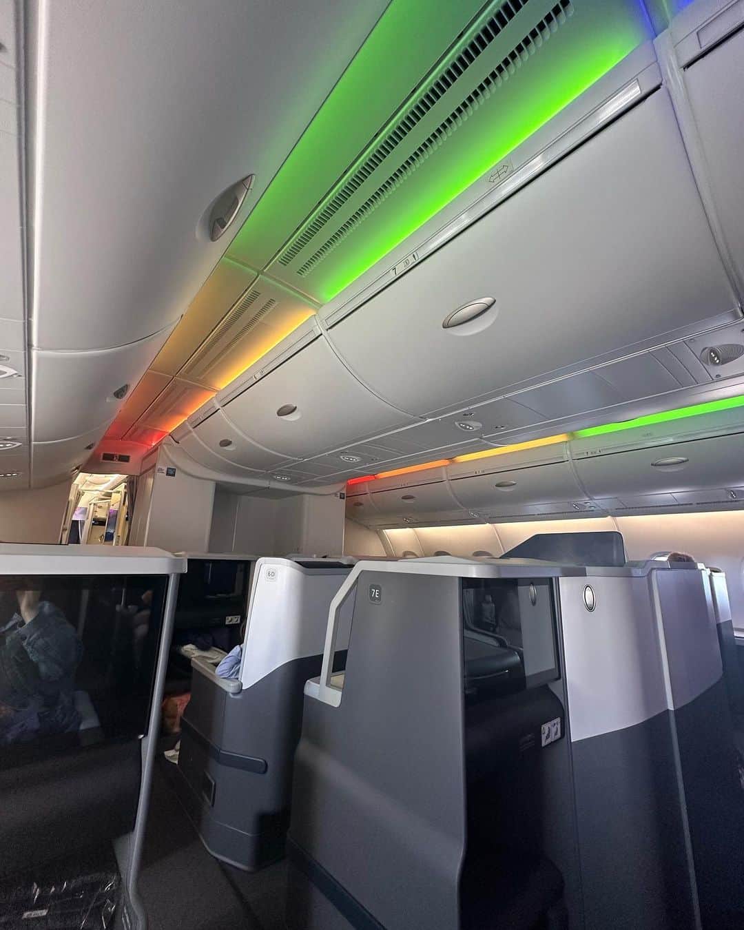 中西悠綺さんのインスタグラム写真 - (中西悠綺Instagram)「FLYING HONUでHawaiiへ✈️🌺  HONUはハワイで愛されるウミガメをモチーフにしたANA国際線の世界最大の旅客機で、機内もハワイの虹は6色って言われとるから照明も6色になっとってめっちゃ可愛い🌈  我坐世界最大客機全日空國際班機FLYING HONU飛往夏威夷啦🌴 這飛機非常大，內飾也很可愛🫶 時隔半年去的夏威夷~開心開心☺️  #hawaii #honolulu #ana #flyinghonu #ハワイ #ホノルル #フライングホヌ #夏威夷」5月23日 18時05分 - nakanishi_yuuki