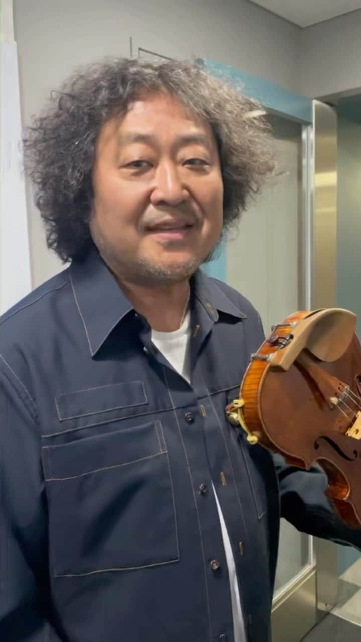 葉加瀬太郎のインスタグラム：「今日は羽毛田さんのお誕生日🎂 先日の生放送の際にお祝いしました〜  自分のお祝いだと気付かず、曲に合わせて手を叩き始めちゃうかわいい羽毛田さん。笑 お誕生日おめでとう㊗️ございます！  プレゼントは、作曲した楽譜がたくさん入るように譜面バッグ👜 頑張って仕事してください！笑 これからもよろしくお願いしま〜す  #葉加瀬太郎 #羽毛田丈史」