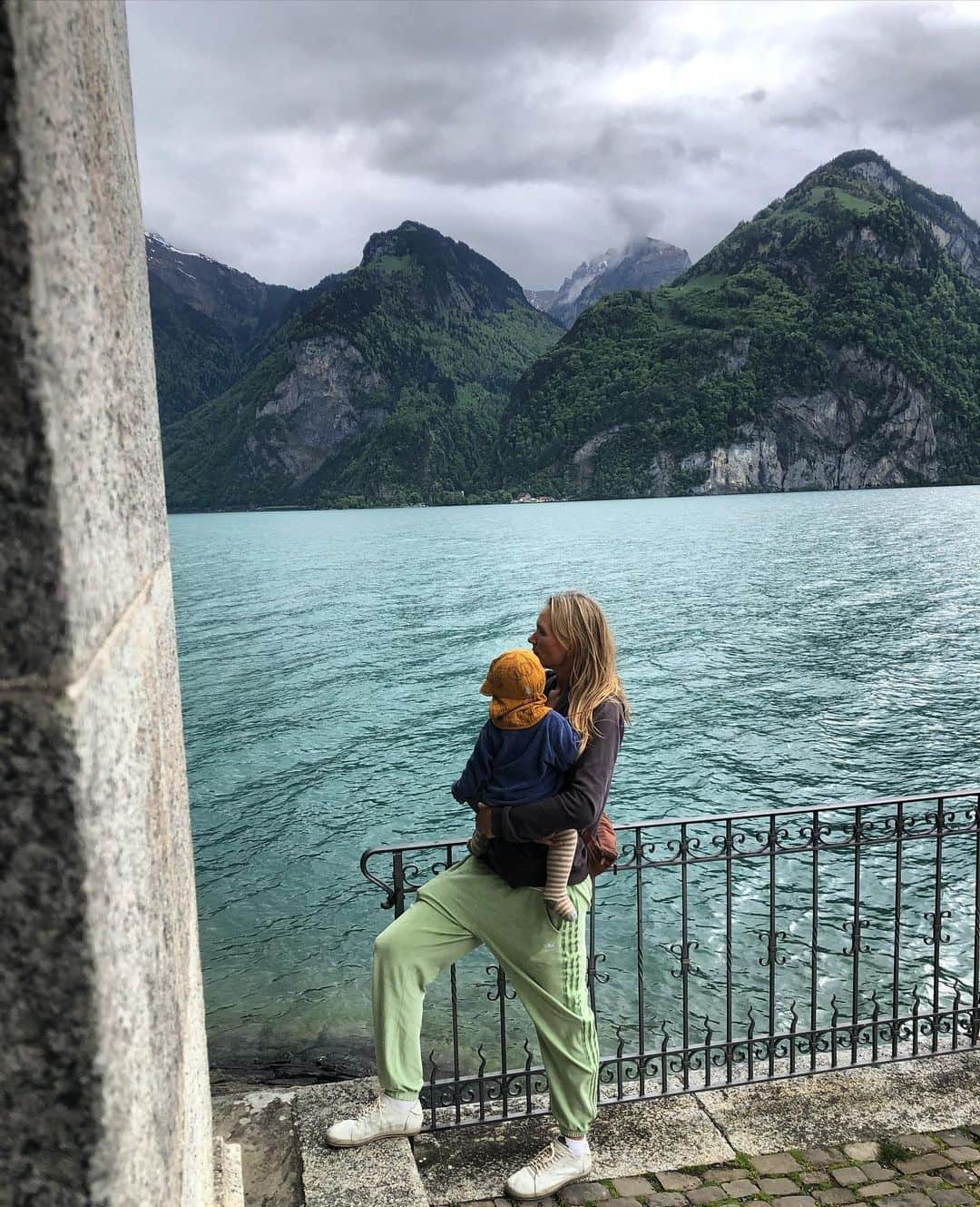 マルガレーテ・コズーフのインスタグラム：「👩‍👦❤️ #family #switzerland」