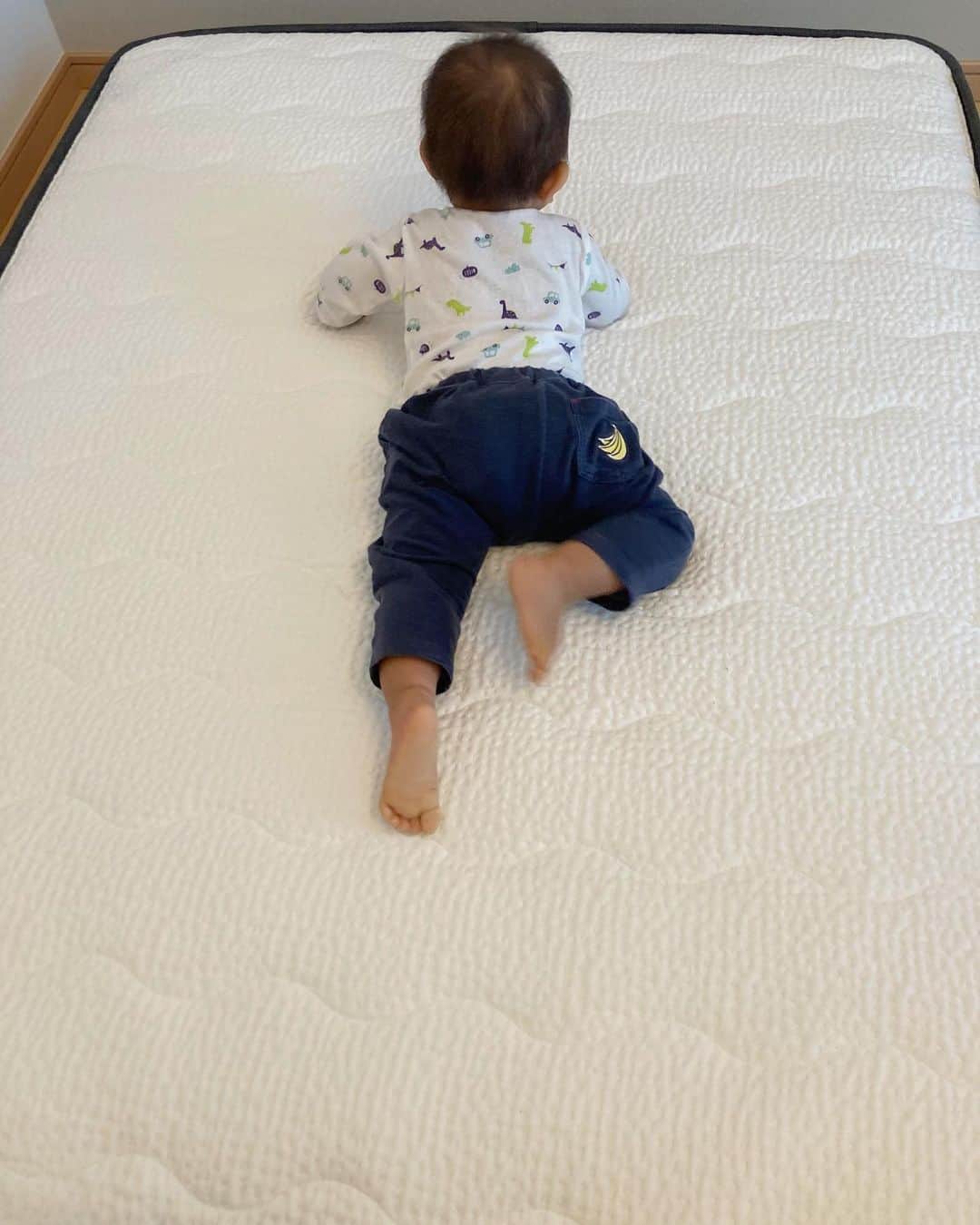 徳永千奈美さんのインスタグラム写真 - (徳永千奈美Instagram)「我が家に @nell_mattress が来てから数週間が経ちました!!  息子は届いて開けた時から新しいマットレスに大はしゃぎでしたが、寝心地の良さにもビックリ!!  疲れている時って睡眠がものすごく大事で、ネルマットレスを使ってから息子を寝かしつけしながら私も寝落ちしてしまうくらい身体がリラックスしてる気がする🤔  そして何より通気性が良く、簡単に壁にもかけられるからお手入れもとっても楽💡  ぜひなかなか好みのマットレスに出会えない！って悩んでいる方は試してほしい!!  10%クーポンいただきました!! クーポンコード【chinami】 2023/10/24まで使えます💡  #NELL  #NELLマットレス #ネル  #ネルマットレス #pr」5月23日 18時10分 - chinami.tokunaga