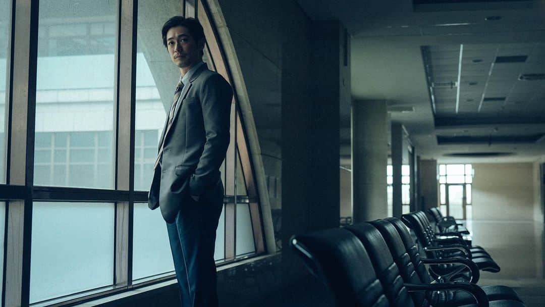 ディーン・フジオカのインスタグラム：「#誰是被害者 #netflix ⚖️  想當年把工作的據點從台北轉去東京，轉眼已經要十年了。 回到日本後，我一直都在嘗試繼續挑戰自我，更新自我。雖然人是在日本，但也一直掛念著曾經活動過的地方。 這次有機會以這樣的形式回到台灣，用全中文去演繹一個具有挑戰性的角色，對我而言好像又進入了一個新的篇章。 打開中文劇本的那一瞬間，就很自然回到了我演藝生涯的初心。  《誰是被害者》第二季，其實是我參演的第一部NetFlix原創作品。希望帶給大家一個既感覺熟悉，又已面貌一新的藤岡靛。  #次の被害者  台北での俳優の仕事はいつ以来になるのか？ 当時、拠点を台北からインドネシア、その後日本へと移した流れの中で、振り返るとあっという間に10年の時が過ぎていたことに気づきました。  今回、Netflixシリーズ「次の被害者」への出演オファーを頂き、とても挑戦しがいのある検察官役を演じる機会を頂いたことで、人生の新チャプターが始まった、ということを実感しています。  同時に、台北で昔の仲間達と再会し、中国語の台本を開き、現場で撮影クルーと過ごす日々のなかで、自然と俳優人生の初心を思い出し、「過去の自分」から「未来の自分」に対するメッセージを受け取ることができました。  それが何より嬉しく思います  #thevictimsgame   I can't remember the last time I worked as an actor in Taipei.  At the time, I was in the process of moving from Taipei to Indonesia, and then to Japan, and in the blink of an eye, 10 years had passed.   This time, when I received an offer to appear in the Netflix series "The Victims' Game" and was given the opportunity to play the challenging role of a prosecutor,  I realize that I have started a new chapter in my life.  At the same time, I was reunited with old friends. As I opened the Chinese script, and spent time with the film crew on set, I was naturally reminded of the beginning of my acting career. It felt like I was about to pass the messages from my "past self" to my "future self".  Nothing makes me happier.  #藤岡靛 #DeanFujioka #ディーンフジオカ #瀚草影視」