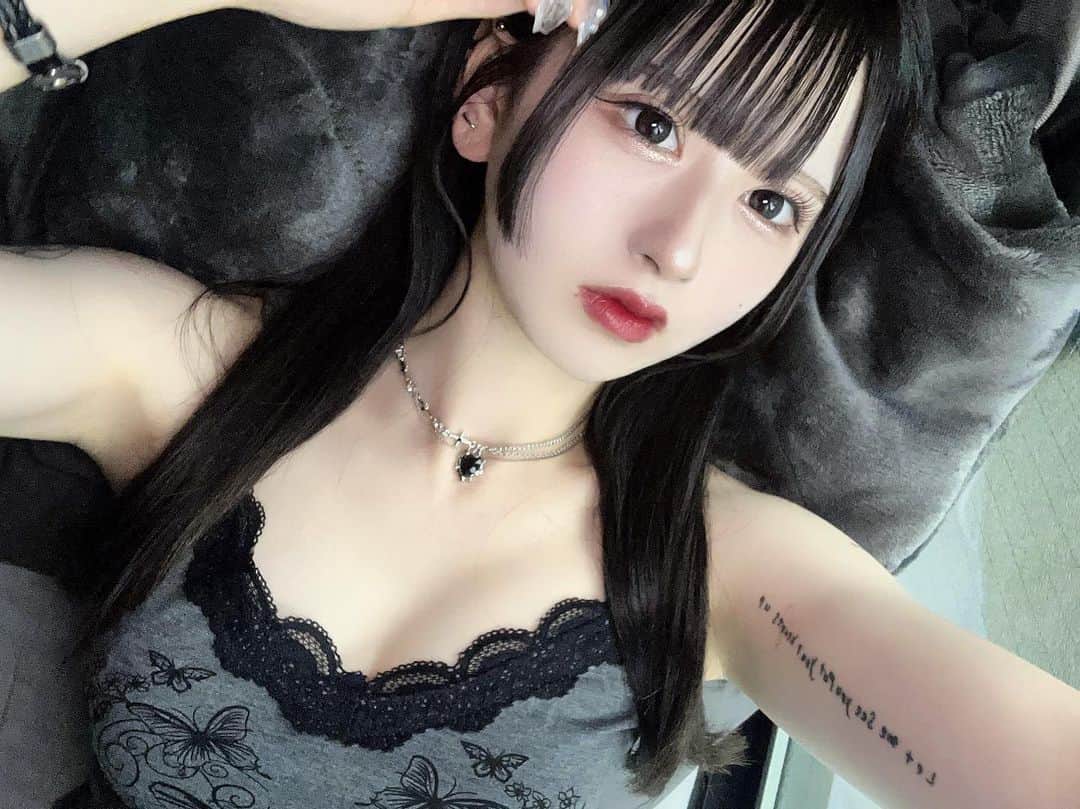 狐波ろんのインスタグラム：「ソファに面した窓際とかがいっちゃんおちつく、すみっこぐらしってことฅ•ω•ฅ」