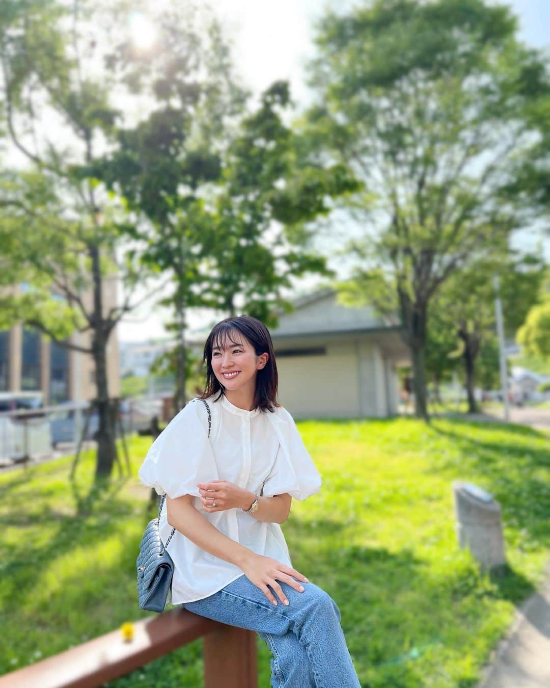 林香里のインスタグラム：「・ ・ coordinate...🍀💚🍏🍃  お袖のたっぷり感がたまらなくタイプな @roughlow のブラウス♡♡♡ 気づけばクローゼットの中、白のブラウスばっかりやん😅  #coordinate#wardrobe#outfit#denim」