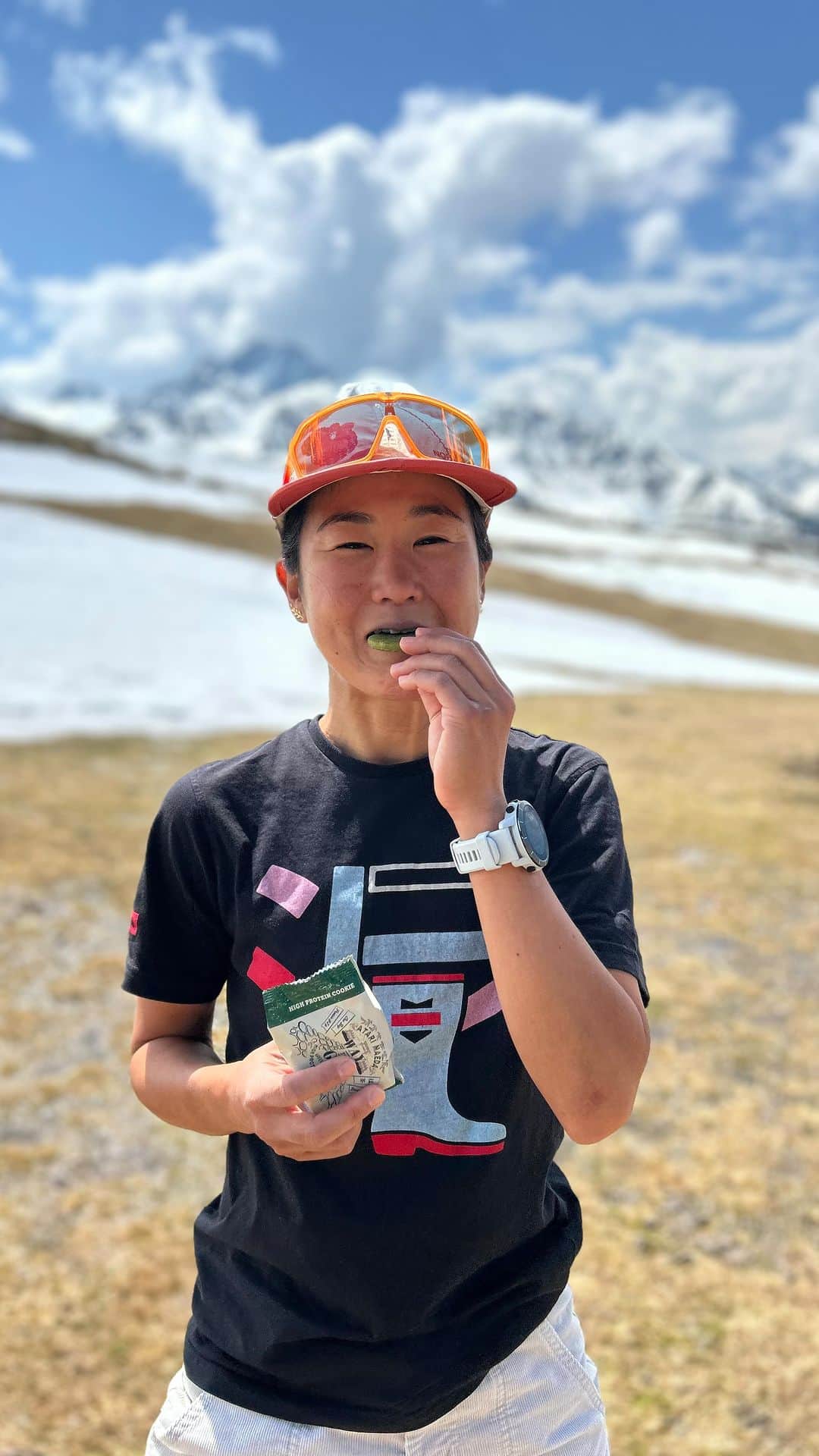 與那嶺恵理のインスタグラム：「Active rest day in 🏔 with 🍪= 😋  @atarimaeda.cracker #旅するWayToGo 🍪 . . It has been a week since I came in Tirol 🇦🇹 I can’t wait my every rest day because of this view 🫶🏻 #今日のエリさん」