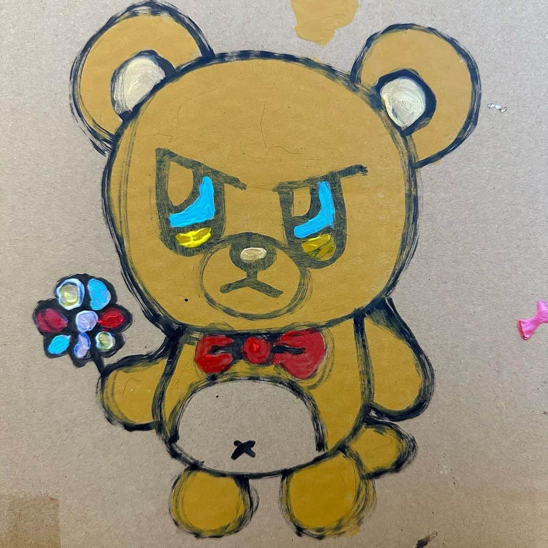 大村まなるのインスタグラム：「@manabu_ohmura  おさむちゃん onダンボール  #art #artwork #illustration #kawaii #anime #animal #artgallery #artist #artcollector  #アート #アートギャラリー #かわいい #くま #アクセサリー #ピアス #イヤリング #イラスト #いらすと #いらすとぐらむ #絵 #アートコレクター #動物 #サンリオ」