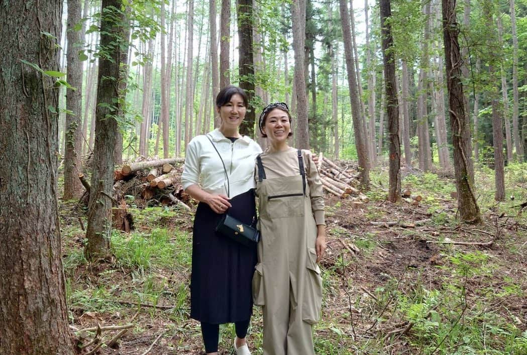 のインスタグラム：「一昨日の夜、森田敦子さんからの着信があり、  「かずちゃん、もしかして大町にいる？インスタを見てね、もしかしたら森に来てるんじゃないかと思って。」  いつもの優しい敦子さんの声色に、心配の色が滲んでた。  何度かこちらで逢おうとしてすれ違っていたのに、このタイミングで連絡をくれる敦子さんの深い優しさと縁の深さに、じぃんと胸が熱くなる。  当日はスケジュールを割いて森に駆けつけてくれ、森、薬草、ハーブ、これからのお互いのプロジェクトについてなど…。  ほんのひとときだったけど、ダウンロードしあってまた東京でね！と笑って手を振った。  愛する友人として、植物療法士の師匠として「相談したい！」という私の思いが、敦子さんを森に呼んだのかもしれない。  本当に昨日はミラクルがいっぱいで、森が守られてると感じずにはいられない一日でした。  敦子さん、 ありがとう💕  また東京で、次は敦子さんの話しを聞かせてね✨  @atsuko1705  #フィトテラピー #植物療法士 #光の森のプロジェクト」