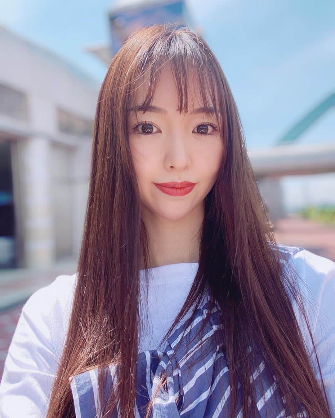 のインスタグラム：「ここはどーこだ？ 前髪切り立ての時の🫶💕  #前髪あり #ストレートヘア  #美容室  #hairsalon  #hairstyle  #hairstyles  #longhair  #longhairstyles  #japanesegirl」