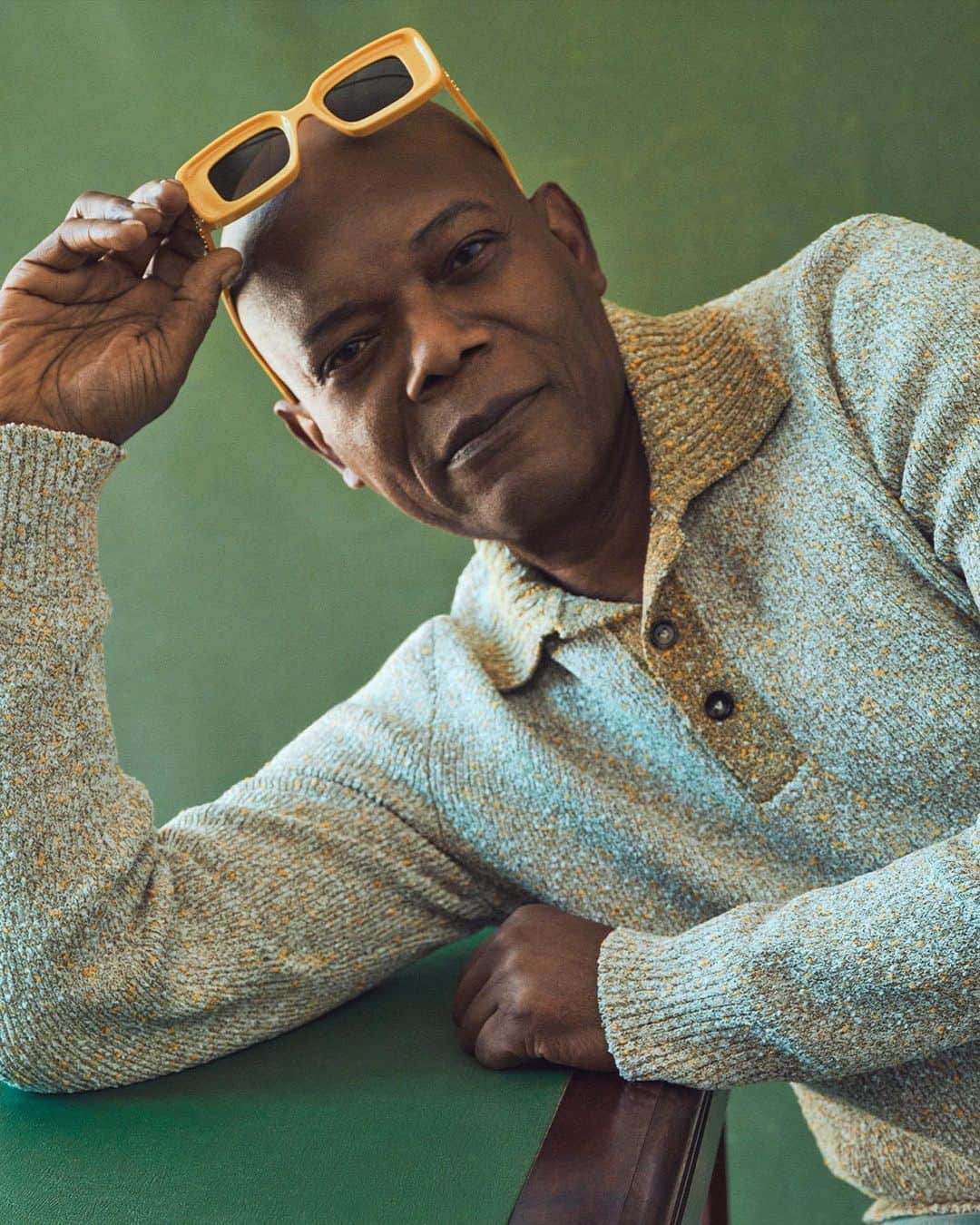 サミュエル・L・ジャクソンのインスタグラム：「Mr @samuelljackson has a pretty simple method for choosing his next role: "I pick movies that I like, or movies that I would have gone to see when I was a kid." Simple, yes, and lucrative. Mr Jackson is the highest grossing actor of all time and his projects tend to be all-out-smashes. Next up? @secretinvasion on @disneyplus, a continuation of his role as @marvelstudios' Nick Fury.   Head to the link in bio to read about how the most consistent man in Hollywood manages to pick 1-2 winners every year, his longstanding friendship with Judge Judy and who makes him starstruck.  #SecretInvasion  ​​Words by: @lonlozzin Photography by: @sharifhamza Styling by: @atvottero Art Direction by: @work_material_sam Production: @isabellondon_ Grooming by: @autumnmoultriebeauty」