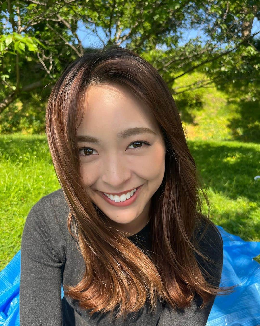 高木晴菜のインスタグラム：「🌞  ドアップ失礼します😂  少し前に天気がよかったので、外でランチしました☀️ スッキリ晴れてて気持ちよかった〜☺️🌈」