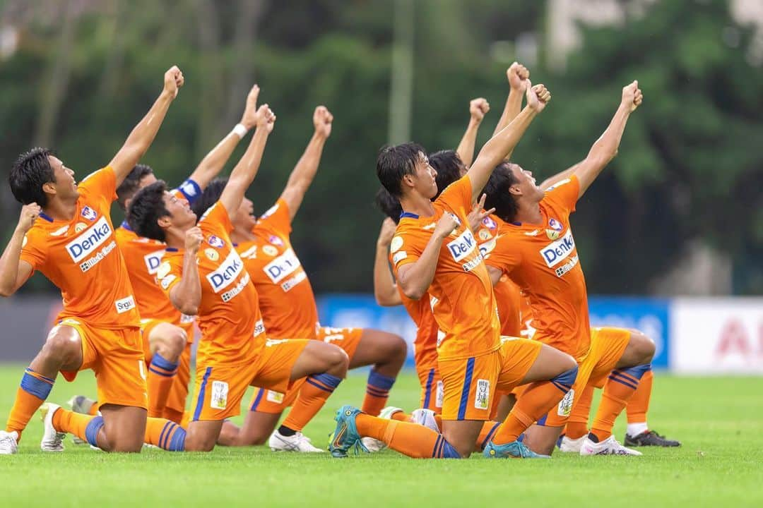 李忠成のインスタグラム：「🔜🏟️🏹  Photographer @swleo   #albirex_s #albirex  #albirex #albirex_s #アルビレックス新潟シンガポール  #Denka #mizuno #mizunofootballasia #reeracoen #KirinSG #EnglishCentral #Kubota #GainCity #miura #warrantee #namics  #BlackClover #singalife」