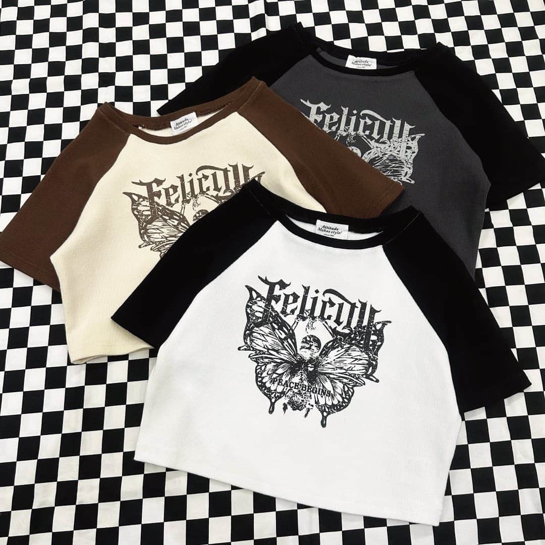 スピンズのインスタグラム：「\ 𝗡𝗲𝘄 𝗶𝘁𝗲𝗺 / ✿バンドT風ショート丈ラグランリブカットソー￥𝟯,𝟴𝟱𝟬 𝘁𝗮𝘅 𝗶𝗻 ⁡ 長袖で人気だったラグランカットソーが 半袖にアップデートして登場🫠✔️ ⁡ パンクっぽい1枚で可愛い🍕❤️‍🔥 ⁡ 今回ご紹介したアイテムは 全国の𝗦𝗣𝗜𝗡𝗡𝗦店舗 𝗼𝗿 𝗦𝗣𝗜𝗡𝗡𝗦 𝗪𝗘𝗕 𝗦𝗧𝗢𝗥𝗘 にて購入できるので是非チェックしてね✍🏻✨ ⁡ #𝗦𝗣𝗜𝗡𝗡𝗦 #スピンズ #𝗼𝗼𝘁𝗱 #スタッフスナップ #𝗦𝗣𝗜𝗡𝗡𝗦スタッフ #プチプラコーデ #きょコ #春コーデ #春服 #夏コーデ #夏服 #Tシャツ #Tシャツコーデ #バンT #ストリートコーデ」
