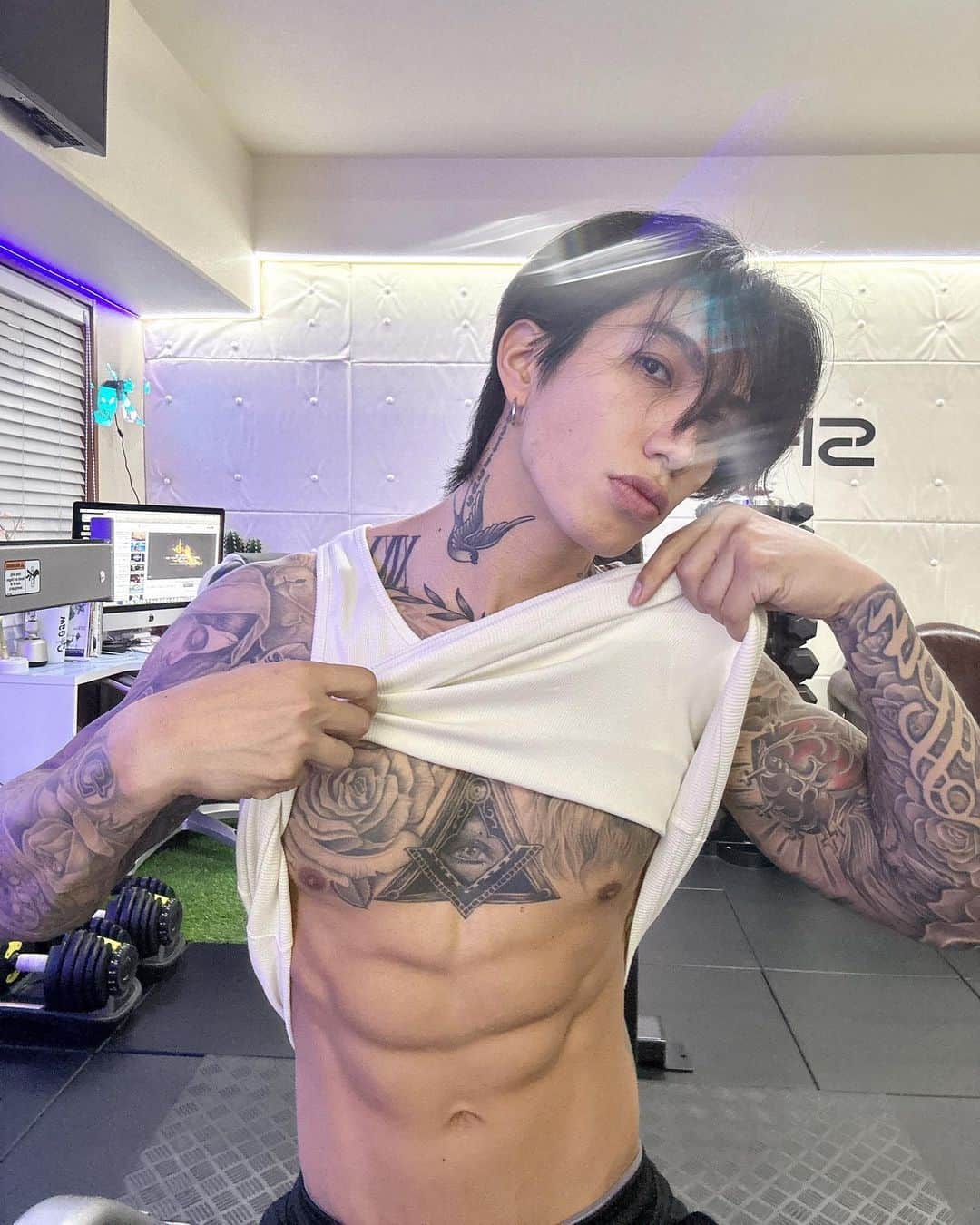 諸岡 昌紀のインスタグラム：「インカメ割れてるからモヤかかってなんか… w 2〜3枚外カメ📷  お腹コンディション 無加工を📷  #記録 #マッチョ #筋肉 #色気 #トレーニング #筋トレ #フィジーク #美ボディ #腹筋 #シックスパック #tattoo」