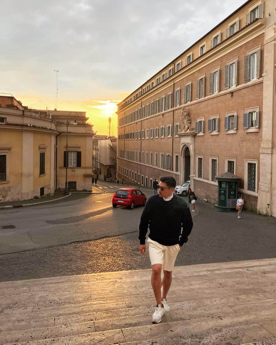 Motokiさんのインスタグラム写真 - (MotokiInstagram)「サンピエトロ寺院と夕焼けが見える場所へ繋がる階段  #ROMA」5月23日 18時29分 - motoki916