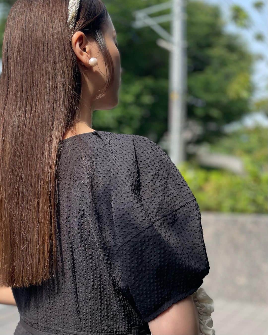 野田華子さんのインスタグラム写真 - (野田華子Instagram)「ポコポコとした素材感と袖のコクーンシルエットの可愛いワンピース大好き🖤 @strata_jp さんの新作ワンピースです。 これからの季節にぴったり 通気性も抜群で涼しい🎐  デコルテ部分はネックレスが綺麗に出るように 計算して作られてるの？ってくらい ちょうどいいあき具合の上品なデザイン🖤  タックスリーブサッカーワンピース -short & regular　  クーポン🎫をもらったので 良ければお使いください♡  ---------------------- @strata_jp  ¥550オフ(実質送料無料)クーポン：23su_hanako 使用期限：2023/6/30まで 対象商品：STRATA全アイテム ----------------------  #strata  #pr #小柄女性向けブランド」5月23日 18時42分 - noda.hanako