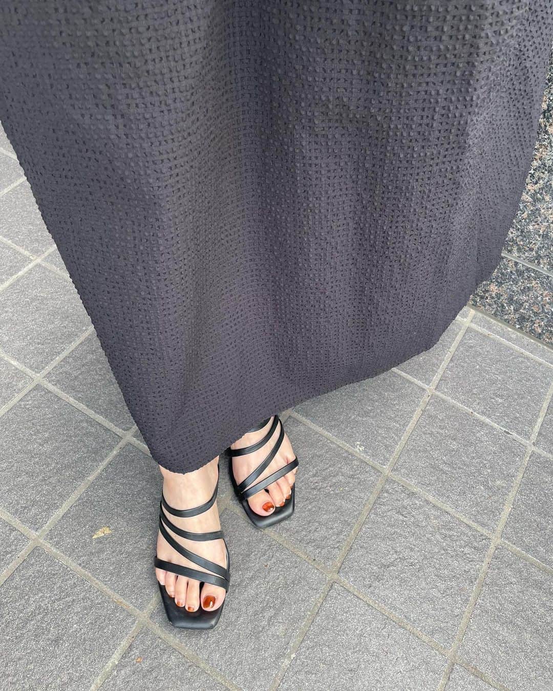 野田華子さんのインスタグラム写真 - (野田華子Instagram)「ポコポコとした素材感と袖のコクーンシルエットの可愛いワンピース大好き🖤 @strata_jp さんの新作ワンピースです。 これからの季節にぴったり 通気性も抜群で涼しい🎐  デコルテ部分はネックレスが綺麗に出るように 計算して作られてるの？ってくらい ちょうどいいあき具合の上品なデザイン🖤  タックスリーブサッカーワンピース -short & regular　  クーポン🎫をもらったので 良ければお使いください♡  ---------------------- @strata_jp  ¥550オフ(実質送料無料)クーポン：23su_hanako 使用期限：2023/6/30まで 対象商品：STRATA全アイテム ----------------------  #strata  #pr #小柄女性向けブランド」5月23日 18時42分 - noda.hanako
