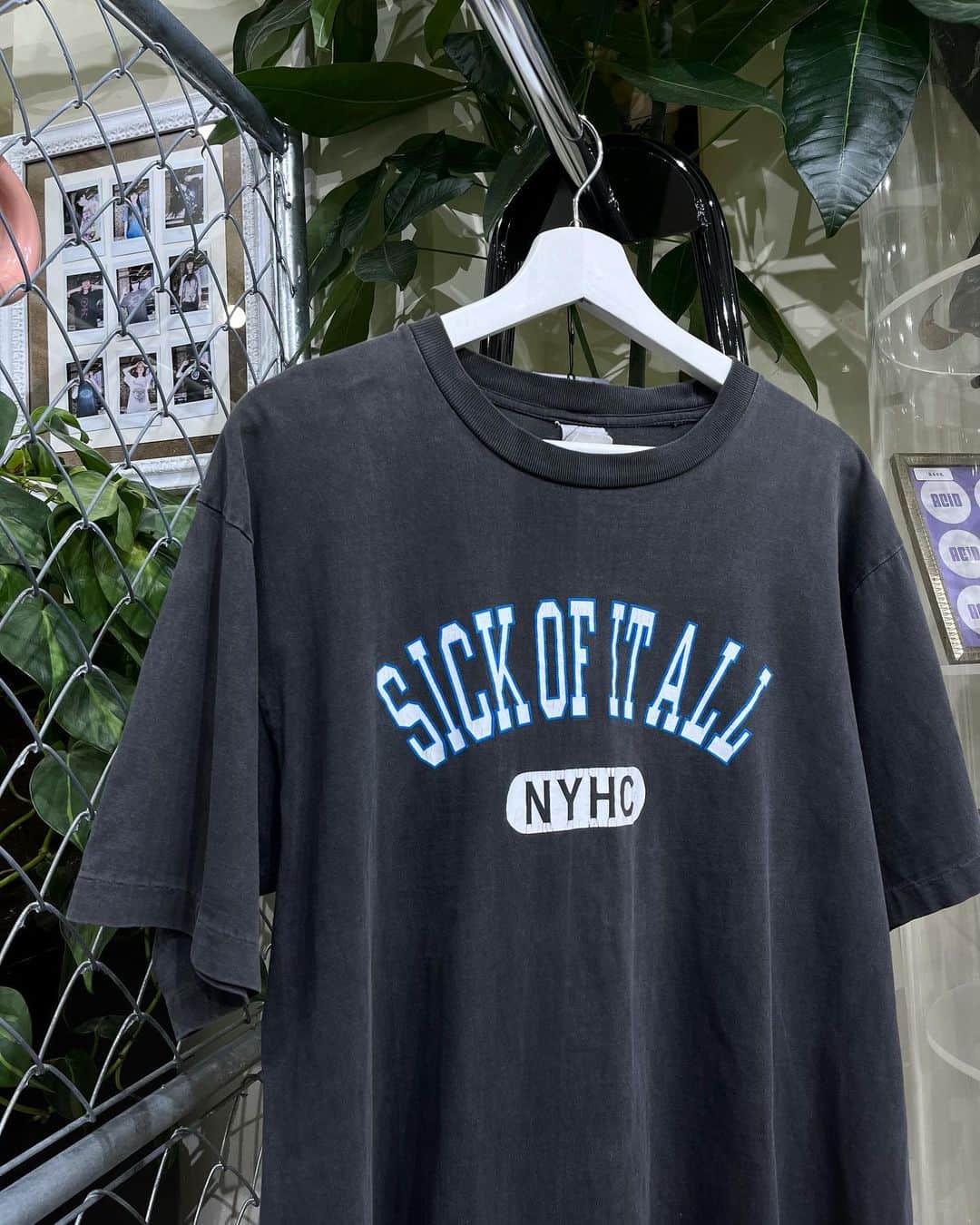 ジャムルのインスタグラム：「1990's～ SICK OF IT ALL ¥12500+tax(13750) . NYHC（ニューヨーク・ハードコア）を代表するバンド、SICK OF IT ALL。 東海岸のハードコア・シーンを引率してきた偉大なバンドです。  90年代ハードコア系バンドTシャツの中では定番的とも言えるカレッジ風のグラフィック。 シンプルな2段プリントにNYHCのサークルロゴも映える1枚です！ . WEB SHOPに入荷しております。 是非ご覧ください。 jammru.com  #お問い合わせはお電話で承ります #jammru#jammru_tee#vintagetshirt #vintagetee#vintagebandtee#sickofitall  #osaka  #fashion  #streetstyle  #streetfashion  #vtg  #vintage  #used  #usedclothing  #古着 #古着屋 #ファッション #70s #80s #90s」