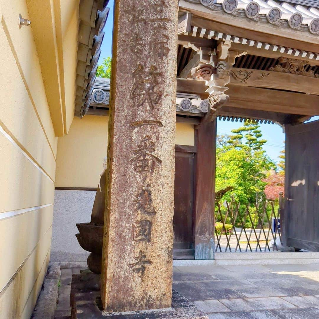 のインスタグラム：「私は岐阜市の加納高校出身。 ⁡ ⁡ 歴史に詳しい方から、和傘のことや 宿場町のこと、加納城のことを振られても 今まであまり答えられませんでした。 ⁡ ⁡ せっかく話題作りのために 話を振ってくださったんだろうけど、 お茶を濁すようなことしか言えず💧 ⁡ ⁡ でも、歴史好きな娘のおかげで、 家康の長女、亀姫が加納城に 住んでいたことを知り、 ⁡ ⁡ 母校の近くに亀姫のお墓があることも、 加納藩の歴史のいろいろも 知ることができました。 ⁡ ⁡ 締めは、母校の近くのカフェで一息。 ⁡ ⁡ こんなにオシャレなカフェができ、 ますます愛着の湧くエリアとなりました😍 ⁡ ⁡ #アナウンサー　#フリーアナウンサー　#桑原麻美　#話し方講師　#マナー講師　#アラフィフ　#ワーママ　#共感ボイス　#司会　＃ナレーター　#加納高校　#加納藩　#加納城　#亀姫　#徳川家康」