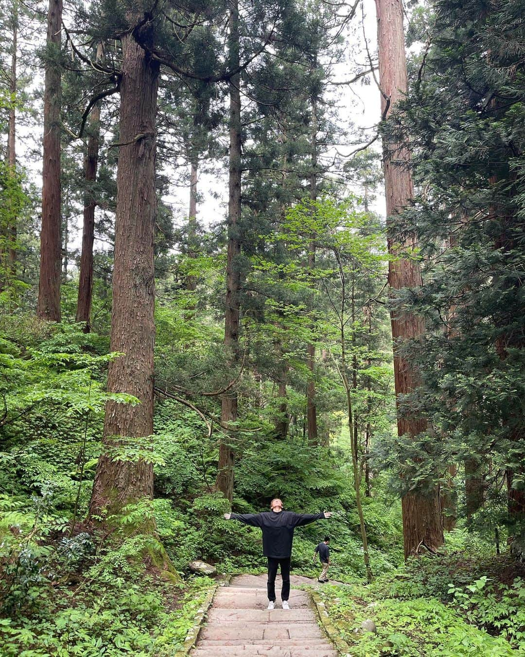 川井歩のインスタグラム：「鶴岡を満喫🦑 良いリフレッシュになりました！ 時間の都合で酒田には行けなかったので次の機会に行けたらなと思います。 #羽黒山　#五重塔 #鼠ケ関のイカ　#イカの一夜干し体験　#greenblueあつみ  #琴平荘　#２時間待ち #庄内観光物産展　#美味しいものたくさん #加茂水族館  #実は2回目　 #鶴岡アンバサダー #あの先輩並みのタグの多さになってしまった　#この量でも大変　#やっぱりあの先輩はバケモン　#化け物先輩　#ファイヤー先輩　#ダビドファイヤー　#ダビド歩」