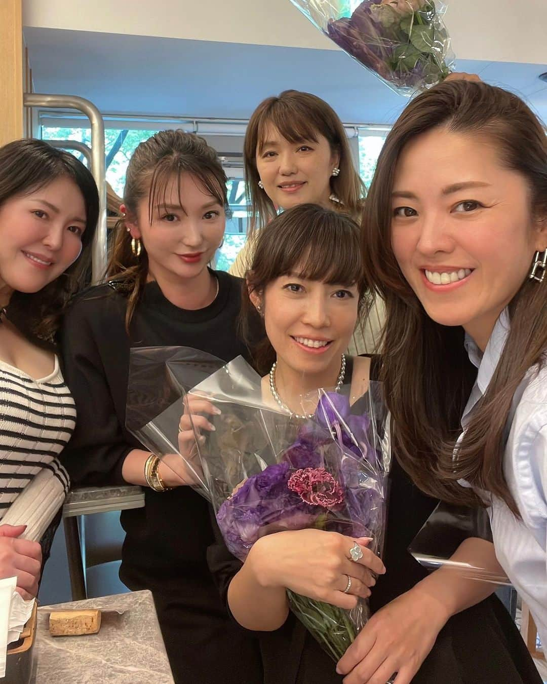 MAMIさんのインスタグラム写真 - (MAMIInstagram)「四半世紀friends 二次会からjoin♥	  ダイエット企画撮影終わりの 暴飲暴食駆け込みました。  お肉and sweets💋💋💋  チートだわ♥	  #bff#マリコ日本来て#表参道#チートデイ#撮影帰り#ジャージにスーツケース#婦人会#母の日#花束#時差投稿#表参道グルメ #表参道ヒルズ#あれから25年#四半世紀#ガールズトーク」5月23日 18時36分 - mami_rcj