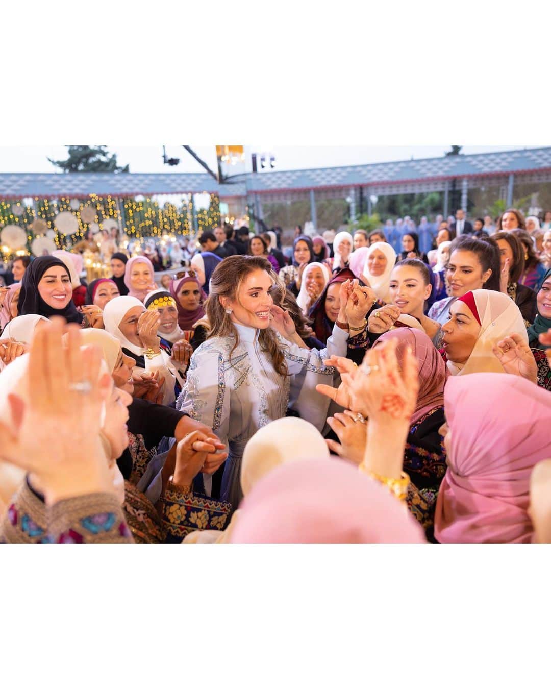 ラーニア（ヨルダン王妃）さんのインスタグラム写真 - (ラーニア（ヨルダン王妃）Instagram)「شكراً لكل من فرح معنا بليلة حناء رجوة #نفرح_بالحسين   Thank you all for sharing in our happiness at Rajwa’s Henna party last night #CelebratingAlHussein」5月23日 18時36分 - queenrania