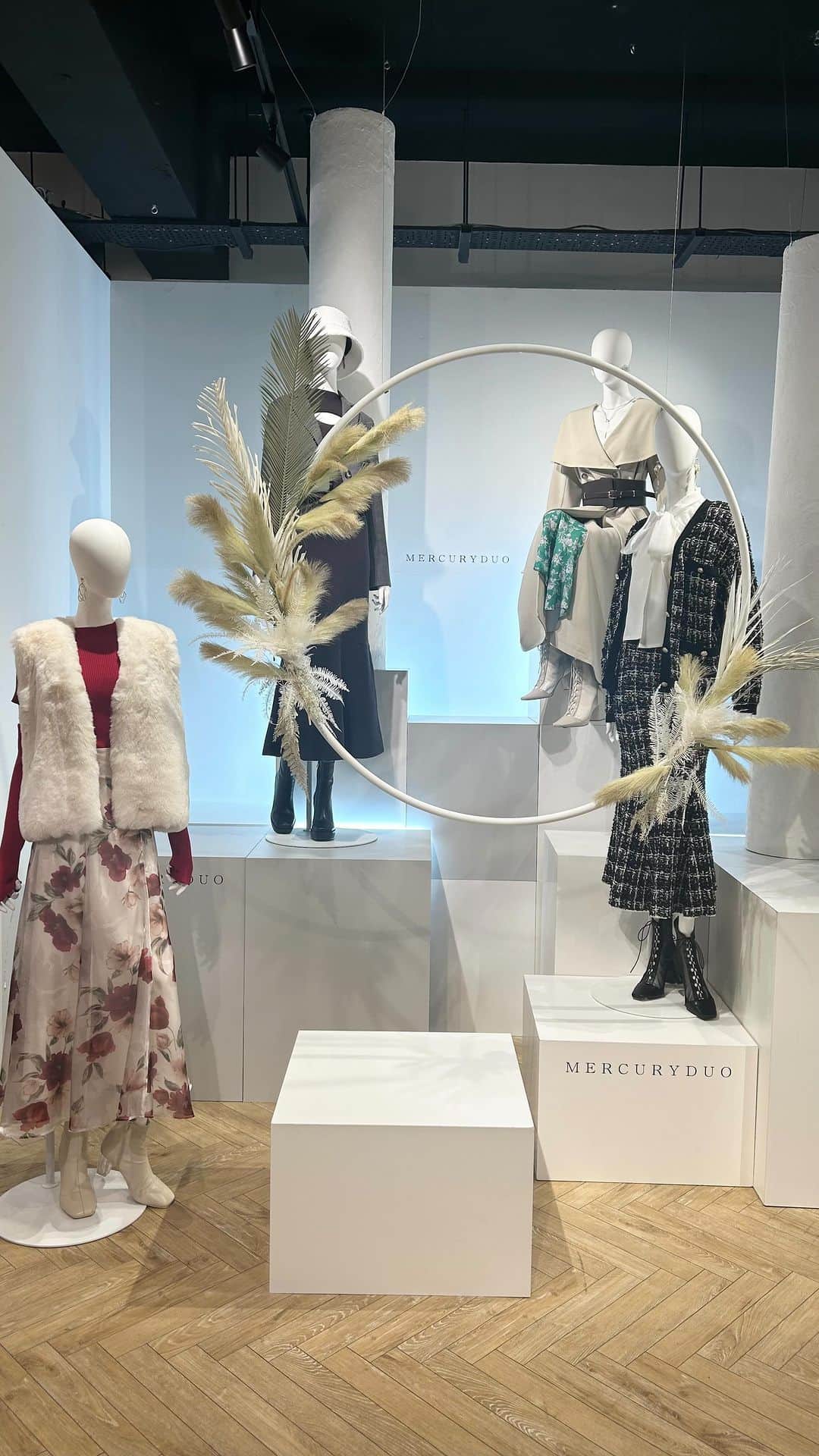 MERCURYDUOのインスタグラム：「⁡ ⁡ 𝟐𝟎𝟐𝟑 𝐀𝐔𝐓𝐔𝐌𝐍 𝐂𝐎𝐋𝐋𝐄𝐂𝐓𝐈𝐎𝐍 ♡ ⁡ パリの街に馴染むような、 クラシカルでレディなアイテムが 今年の秋のシーズンコンセプト🎨 ⁡ ⁡ そしてMERCURYDUOは今年で 20周年を迎えます。 ⁡ 高校生の時に知って、憧れていたブランドに こうして今携われていることに 改めて感謝の気持ちと、幸せだなぁと感じました♡ ⁡ ⁡ WEB展示会もいよいよ来月から始まるので お楽しみにお待ちいただけると嬉しいです🌼 ⁡ ⁡ ⁡ #MERCURYDUO#マーキュリーデュオ」